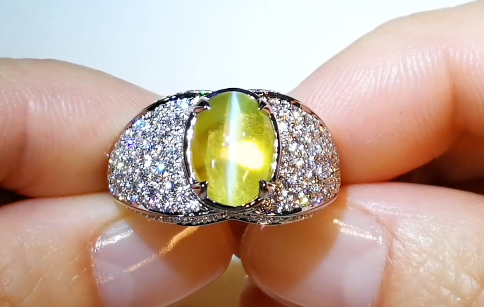 4.68ct Ceylon Cats Eye Chrysoberyl Ring with D Flawless Diamonds set in 18K White Gold