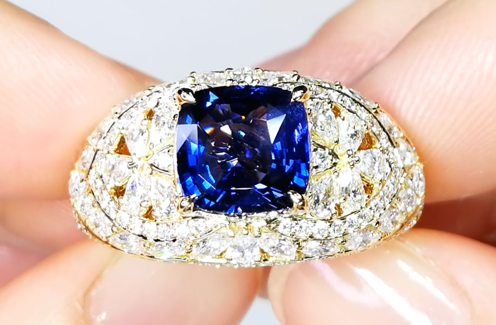 3.05ct Unheated Ceylon Royal Blue Sapphire Ring with D Flawless Diamonds set in 18K Yellow Gold