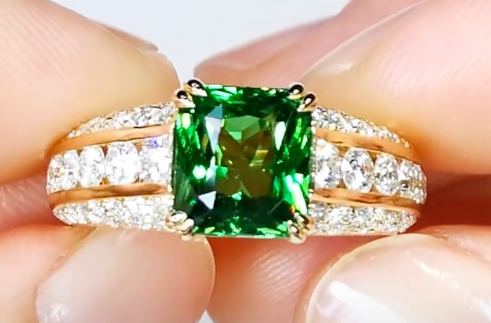 3.01ct Neon Tsavorite Ring with D Flawless Diamonds set in 18K Yellow Gold