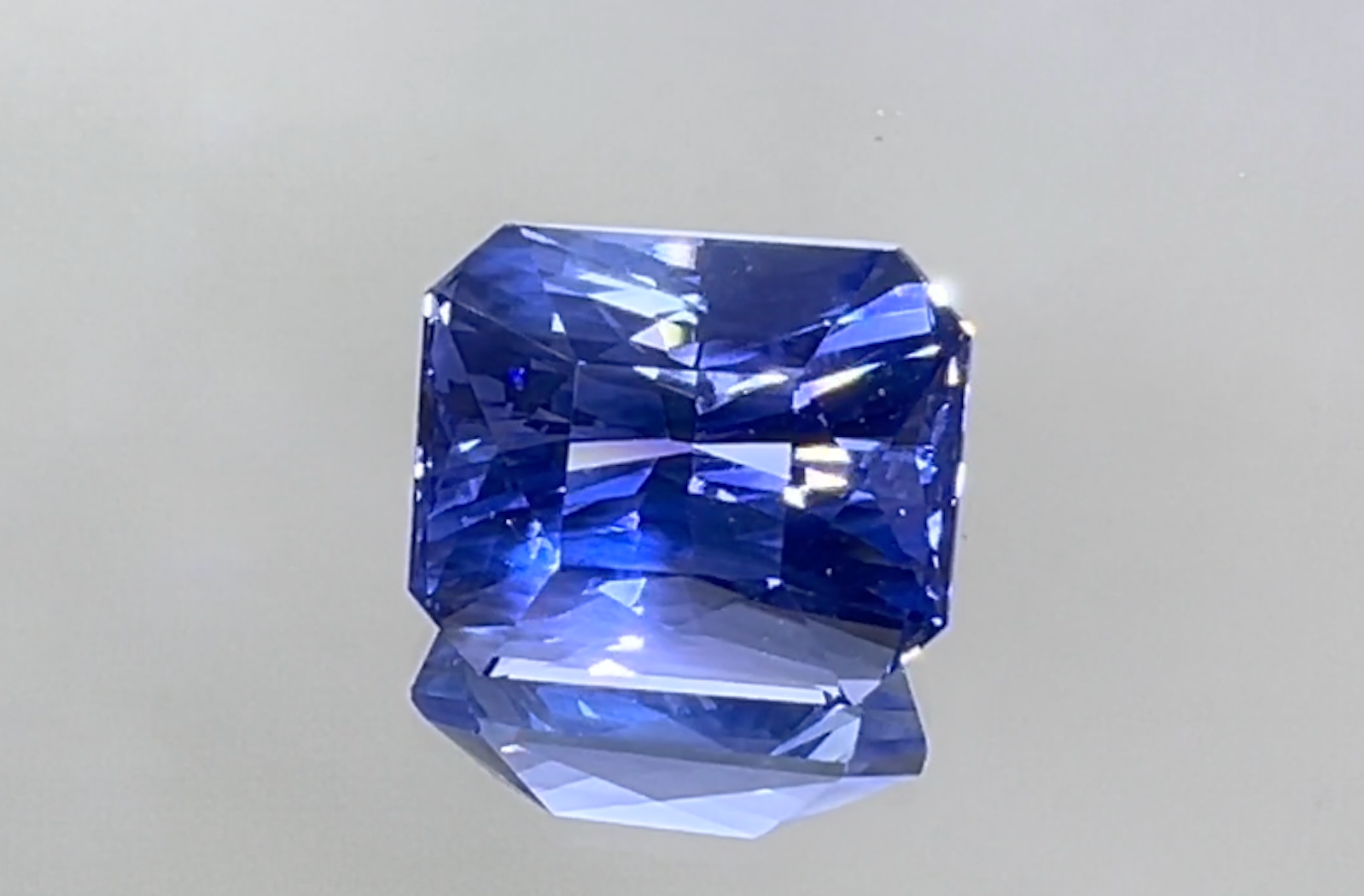 13.55ct Unheated Ceylon Cornflower Blue Sapphire Ring with D Flawless Diamonds set in 18K Yellow Gold