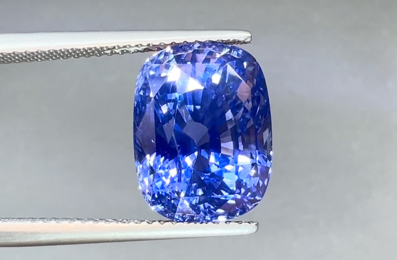 13.06ct Unheated Ceylon Cornflower Blue Sapphire Ring with D Flawless Diamonds set in 18K White Gold