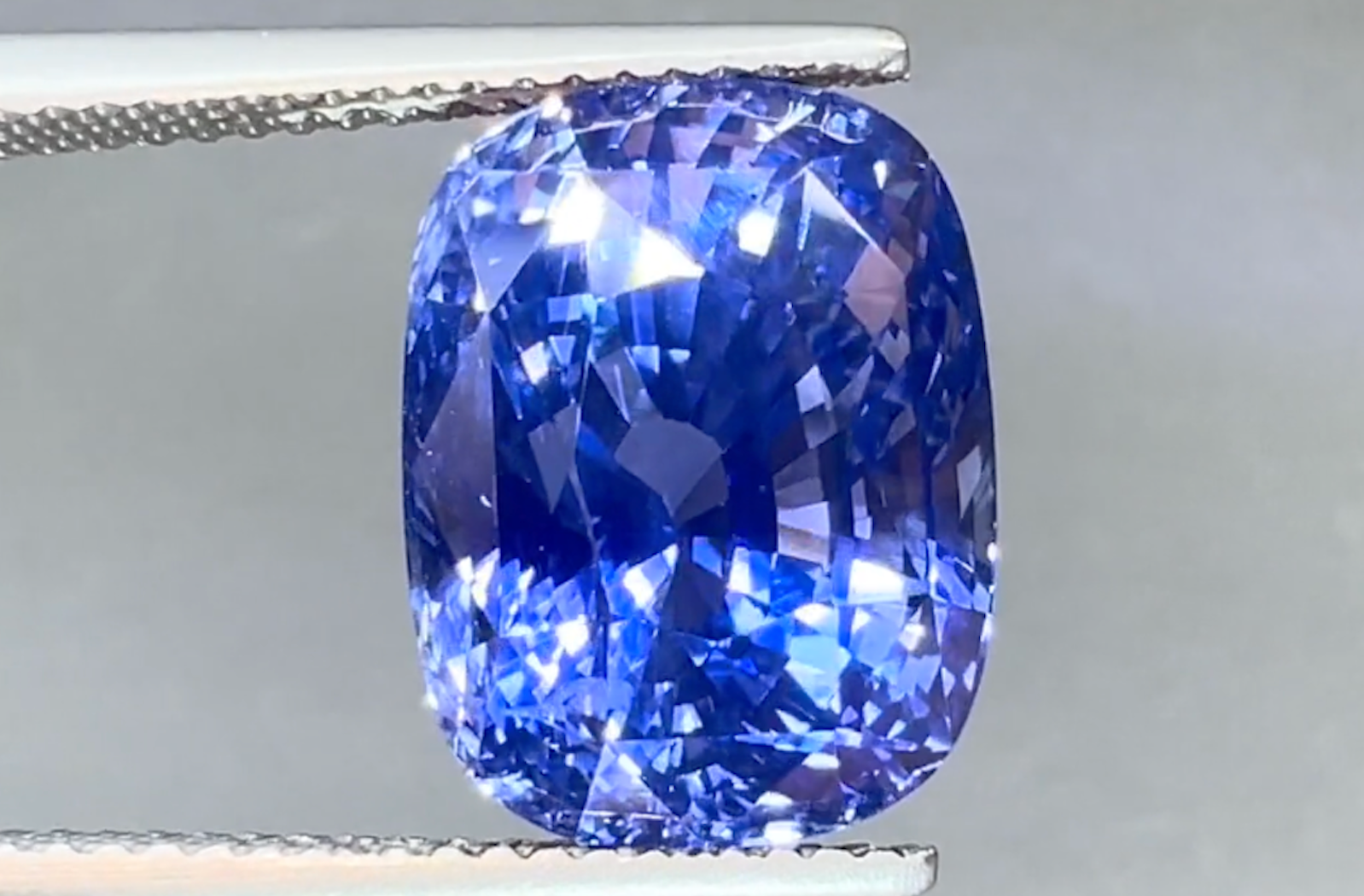 13.06ct Unheated Ceylon Cornflower Blue Sapphire Ring with D Flawless Diamonds set in 18K White Gold