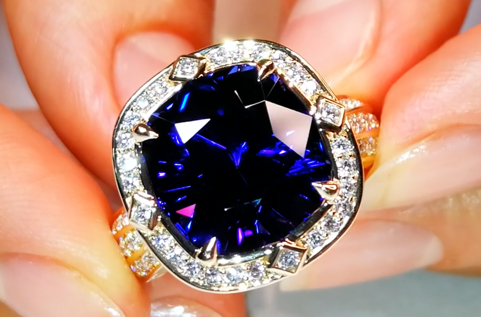 11.40ct Tanzanite Ring with D Flawless Diamonds in 18K Yellow Gold