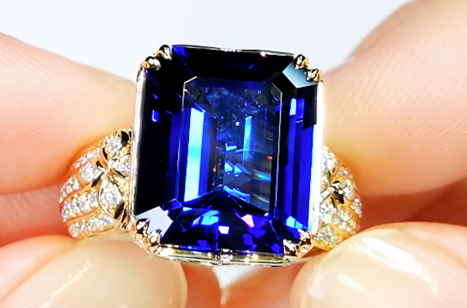 10.13ct Tanzanite Ring with D Flawless Diamonds set in 18K Yellow Gold