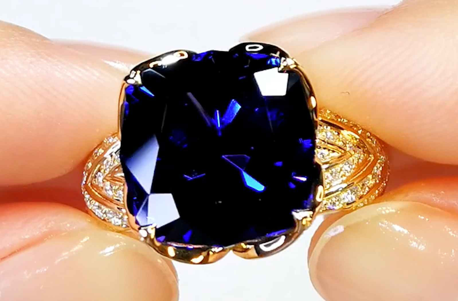10.52ct Tanzanite Ring with D Flawless Diamonds set in 18K Yellow Gold