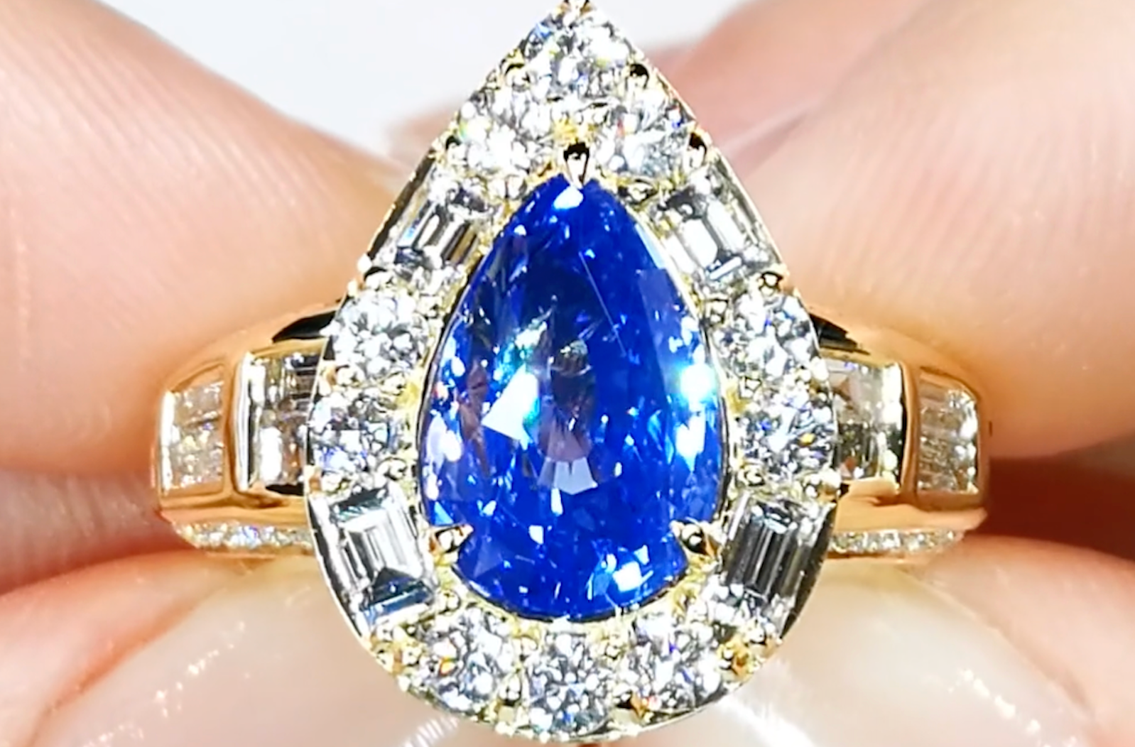 4.18ct Unheated Vivid Cornflower Blue Sapphire Ring with D Flawless Diamonds set in 18K Yellow Gold