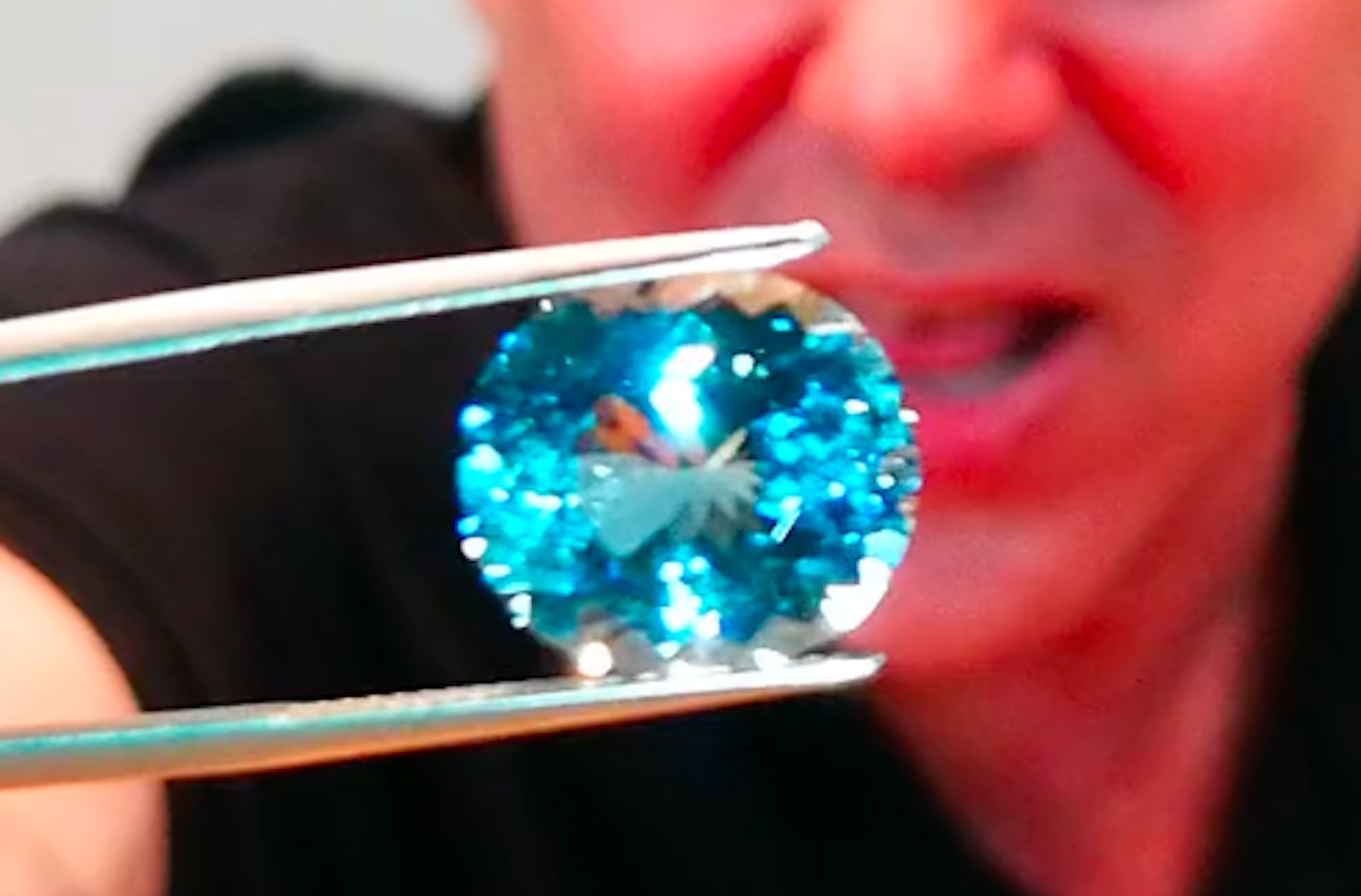 9.05ct Unheated Baby Lumina Paraiba Tourmaline Pendent with D Flawless Diamond set in 18K Gold