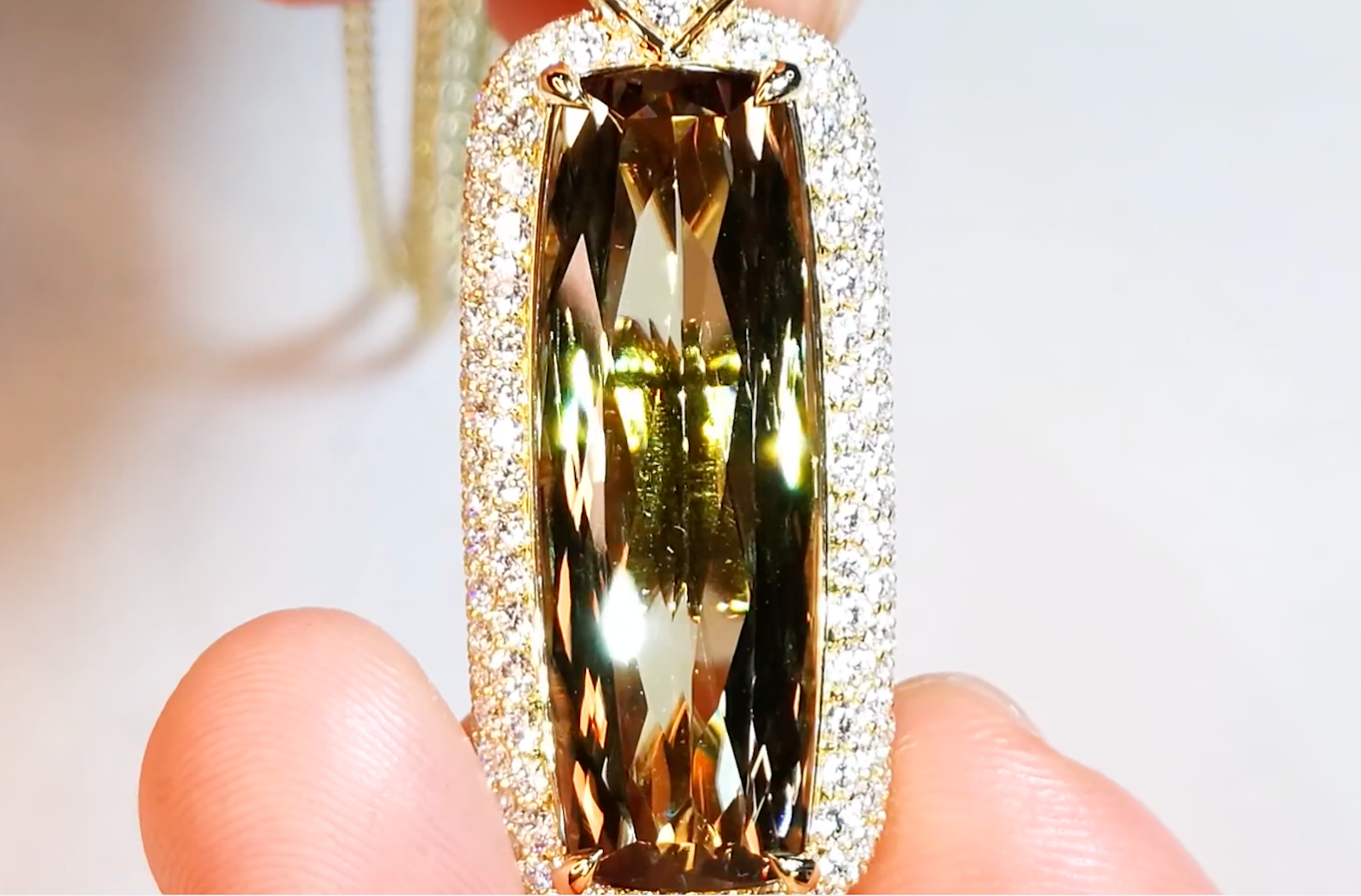 18.55ct Zultanite Necklace with D Flawless Diamonds set in 18K Yellow Gold