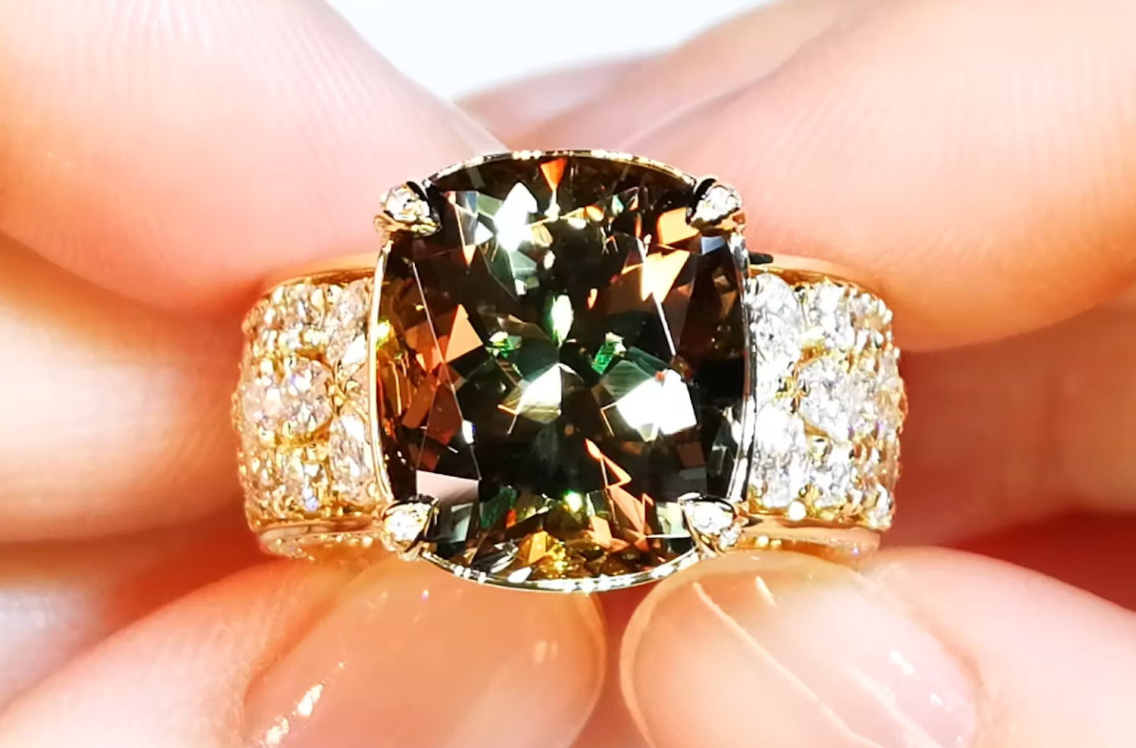 10.26ct Zultanite Ring with D Flawless Diamonds set in 18K Yellow Gold ...