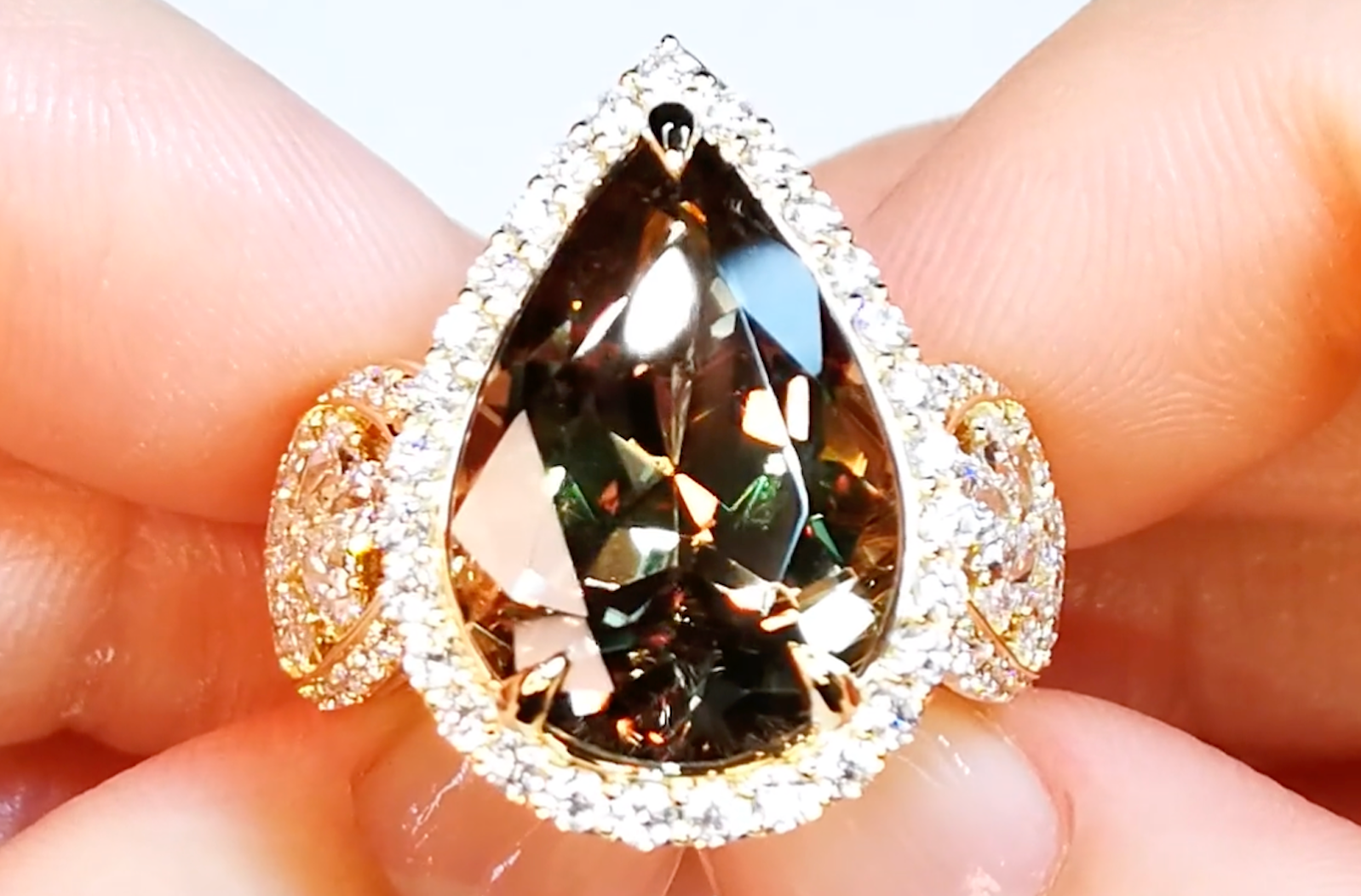 10.88ct Zultanite Ring with D Flawless Diamonds set in 18K Yellow Gold ...