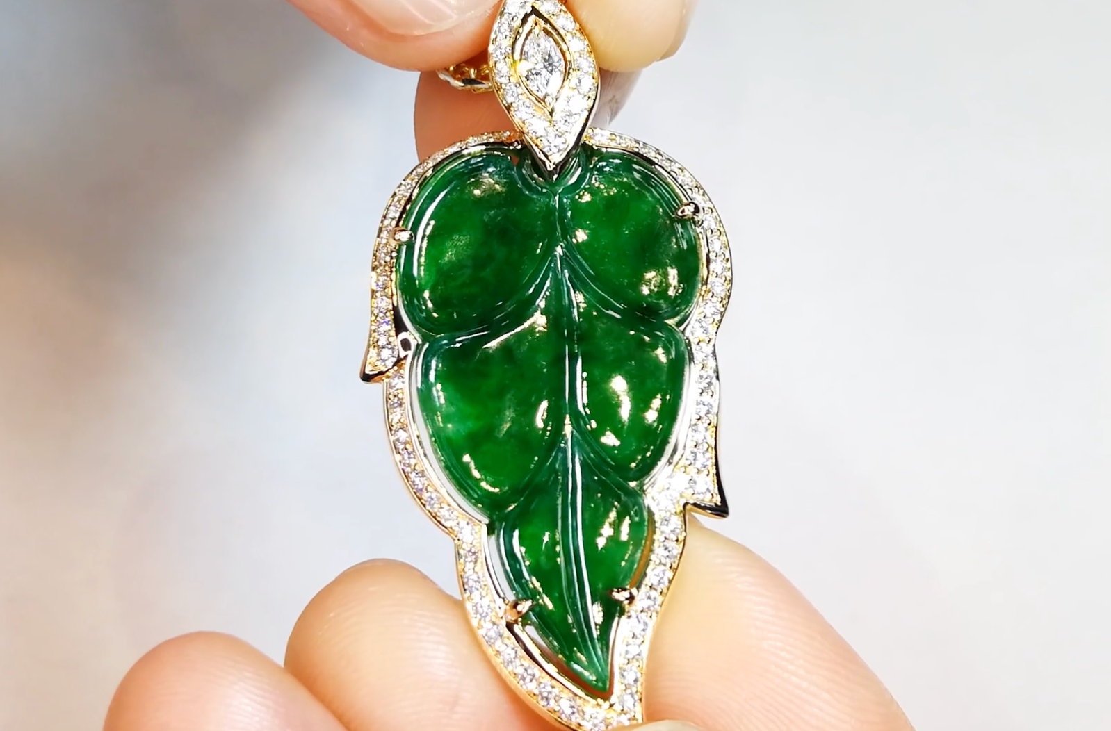 8.18ct Fei Cui Imperial A Jadeite Necklace with D Flawless Diamonds set in 18K Yellow Gold