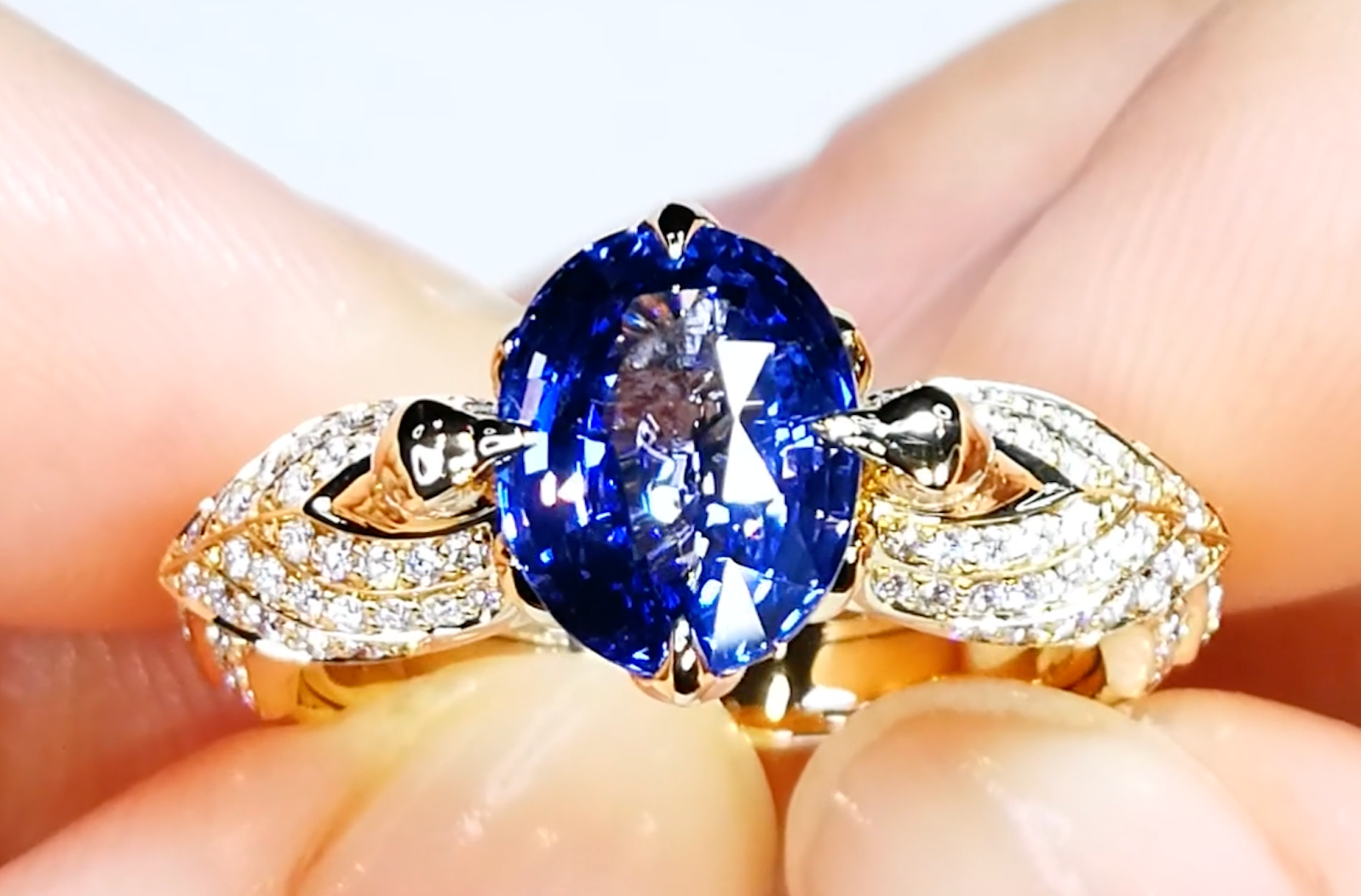3.57ct Unheated Ceylon Cornflower Blue Sapphire Ring with D Flawless Diamonds set in 18K Yellow Gold