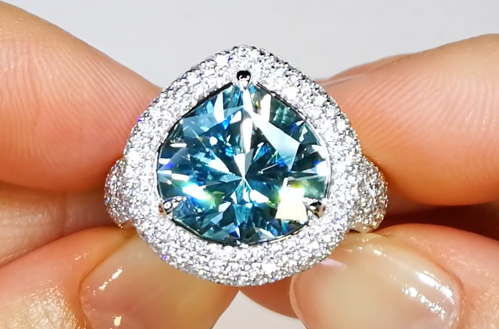 5-6 ct Unheated Baby Lumina Flawless Paraiba Tourmaline Ring with D Flawless Diamonds set in Platinum