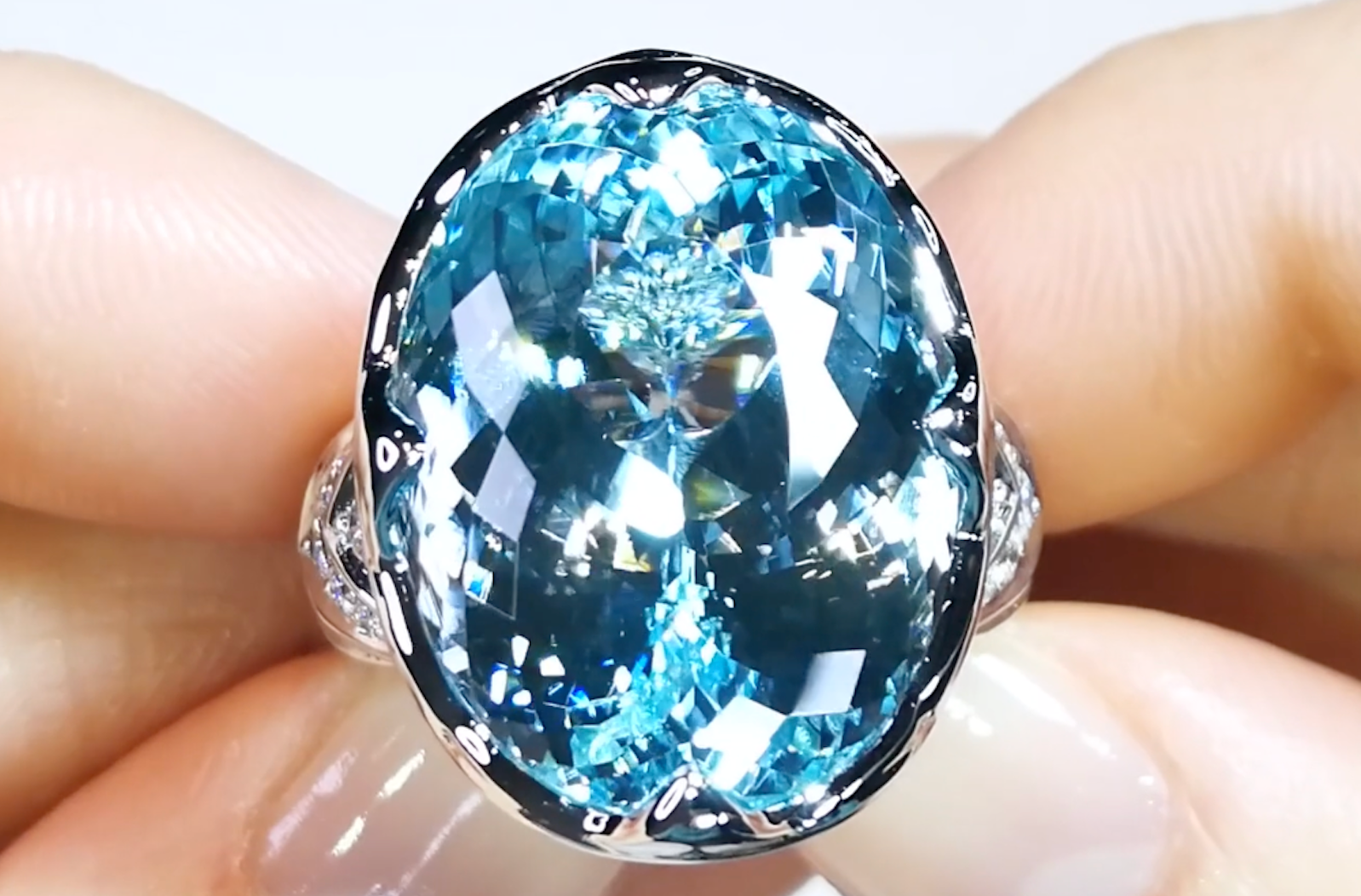 23.00ct Flawless Unheated Paraiba Tourmaline Ring with D Flawless Diamonds set in 18K White Gold