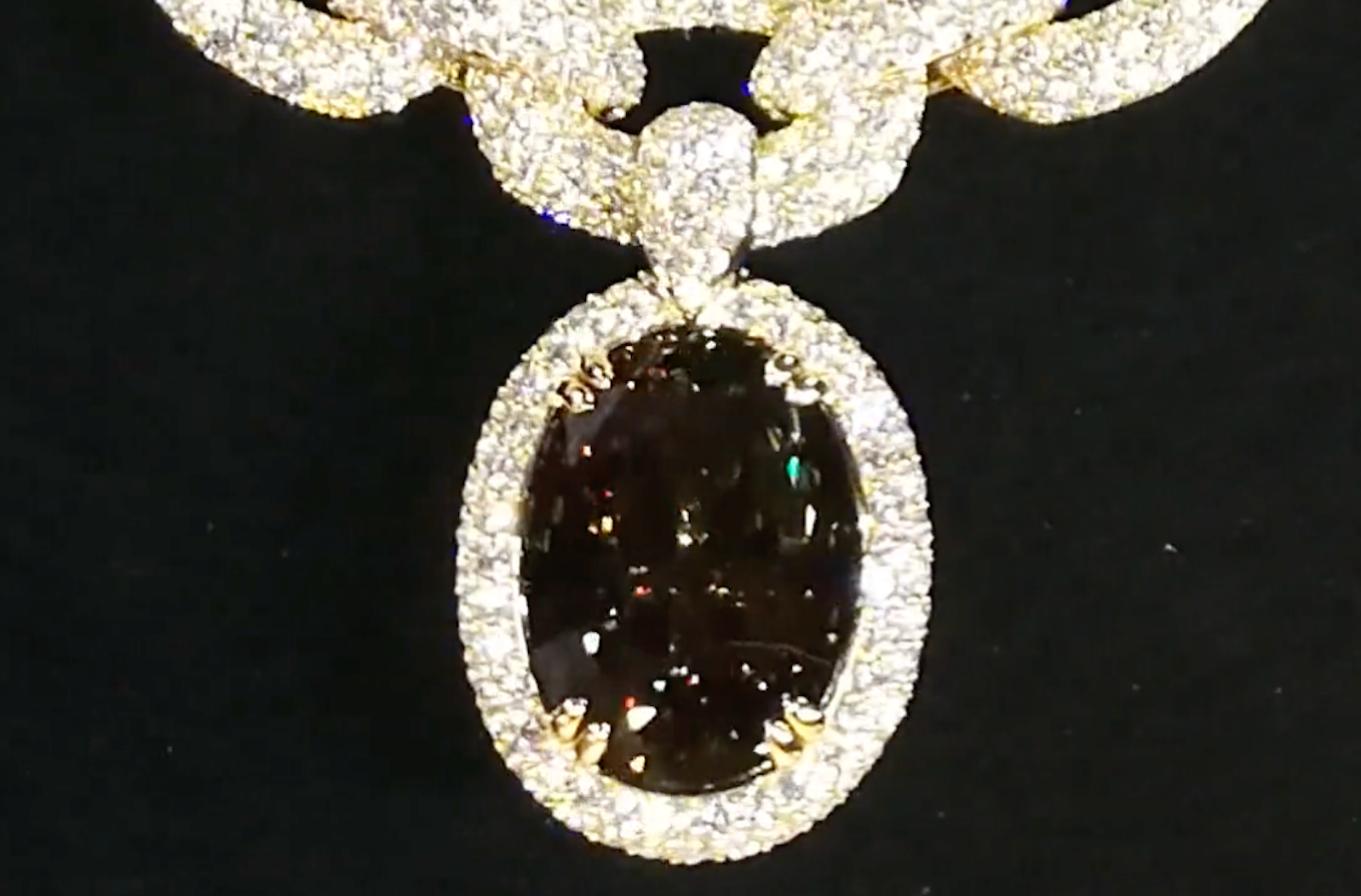 24.45ct The Kat Florence Chameleon Alexandrite Necklace with D Flawless Diamonds set in 18K Yellow Gold