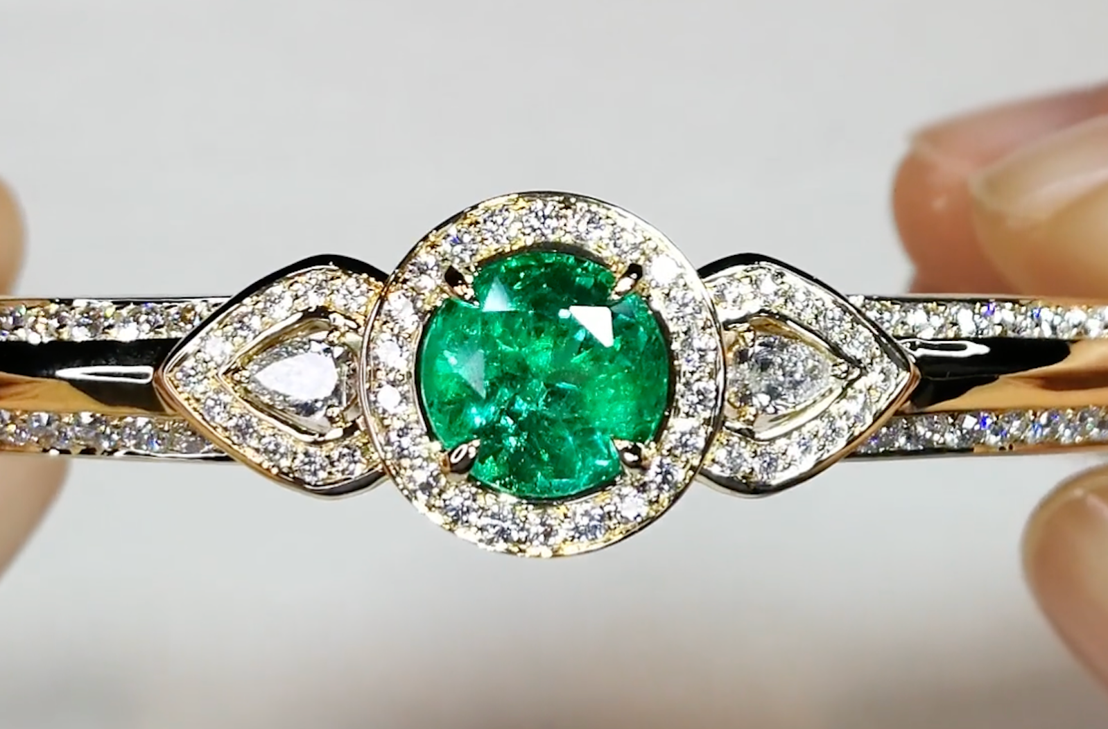 2.41ct Vivid Green Muzo Colombian Emerald Bangle with D Flawless Diamonds set in 18K Yellow Gold
