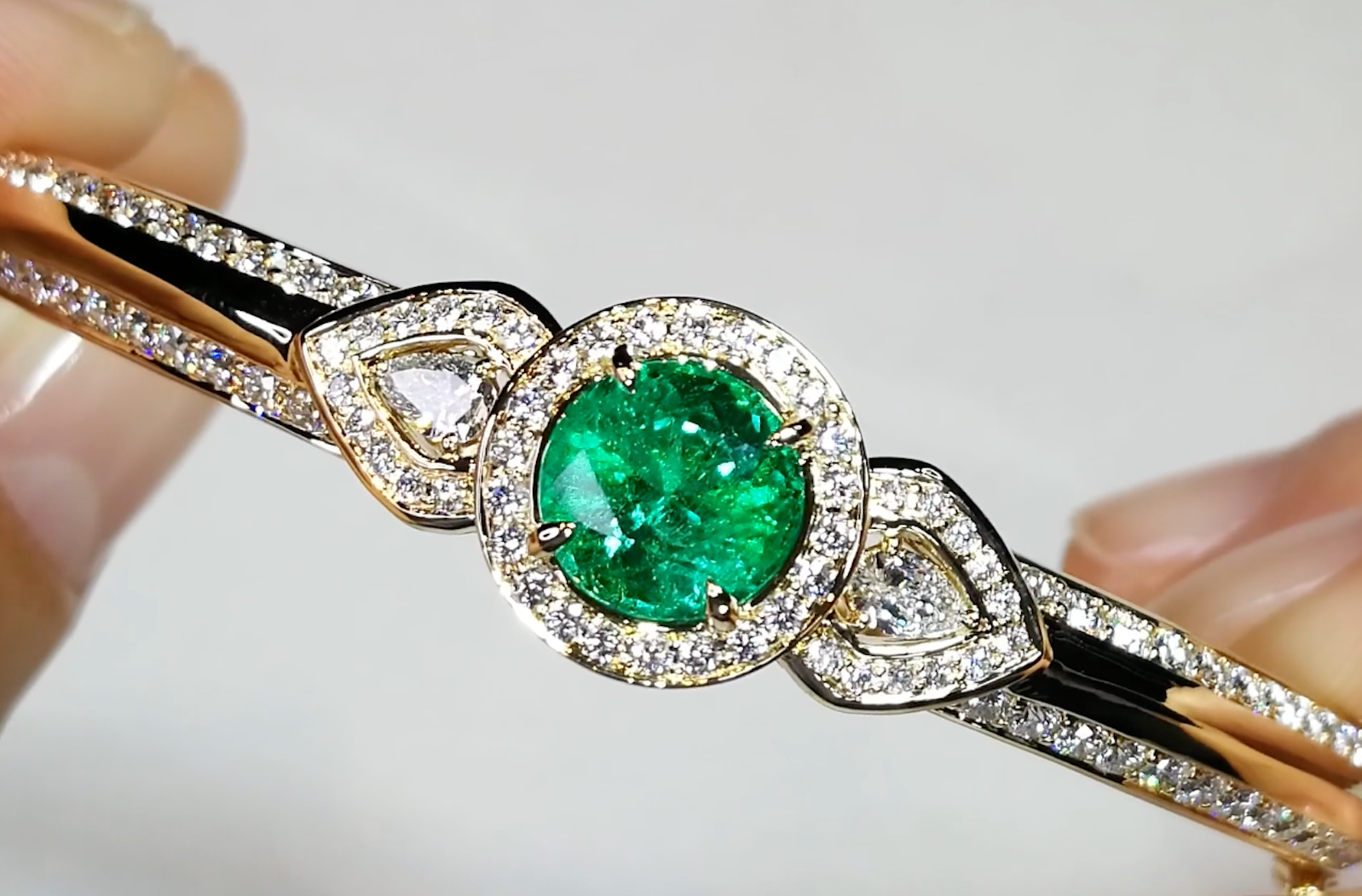 2.41ct Vivid Green Muzo Colombian Emerald Bangle with D Flawless Diamonds set in 18K Yellow Gold