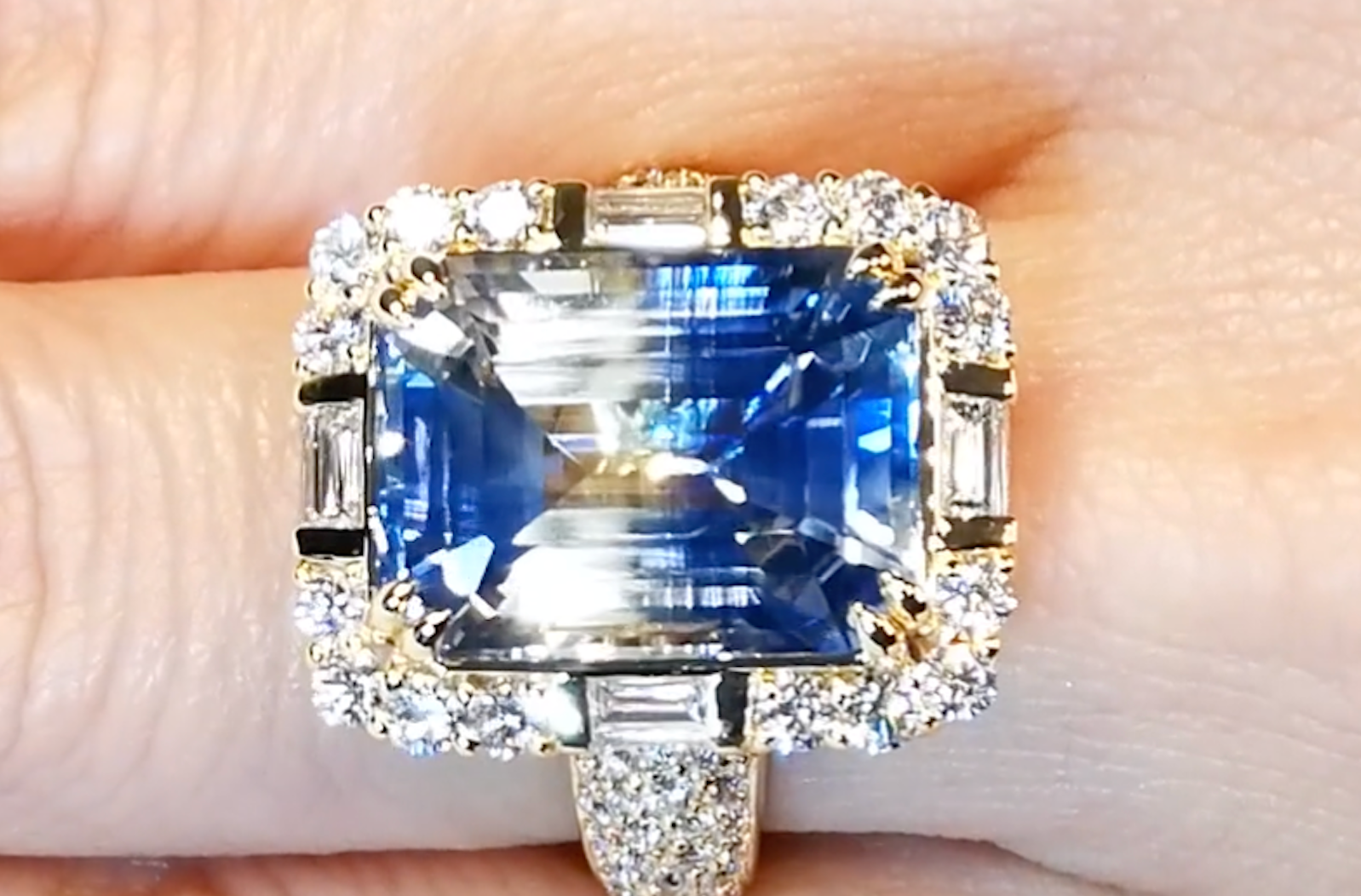 14.34ct Record Unheated Ceylon Bi Color Sapphire Ring with D Flawless Diamonds set in 18K Yellow Gold
