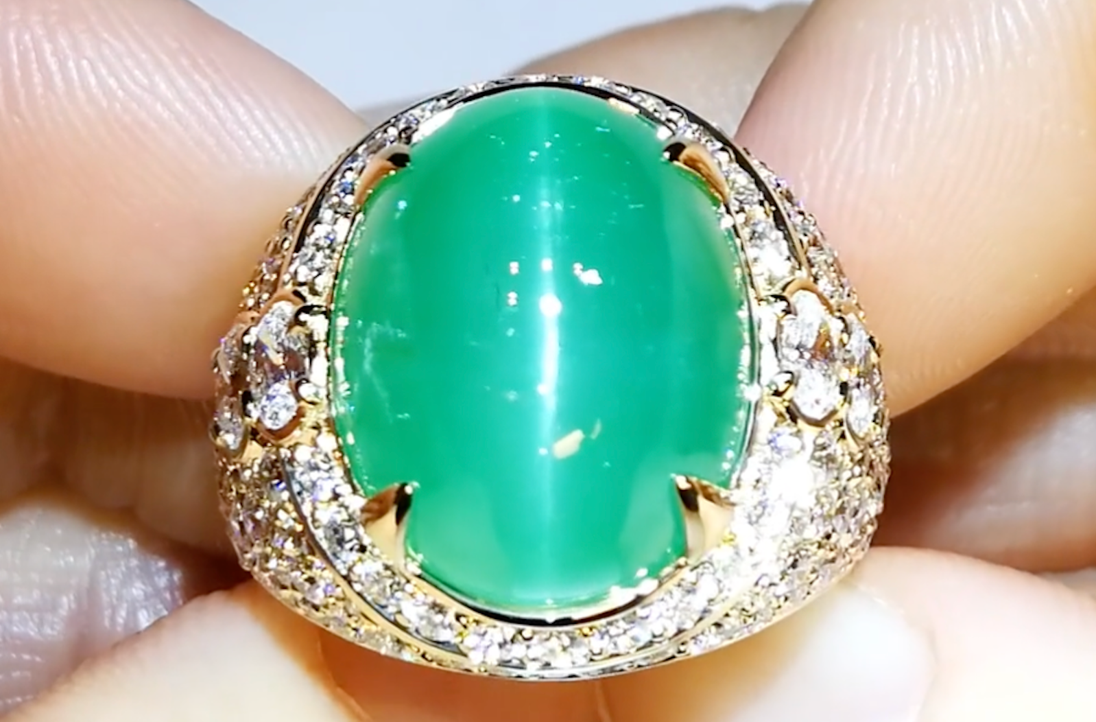 16.78ct Emerald Cat's Eye Ring with D Flawless Diamonds set in 18K Yellow Gold