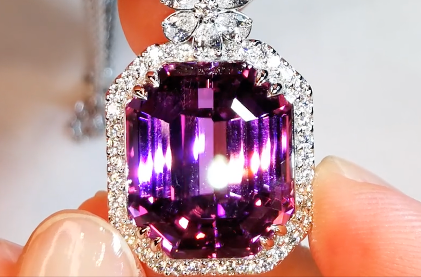 35.23ct Patroke Kunzite Necklace with D Flawless Diamonds set in 18K White Gold