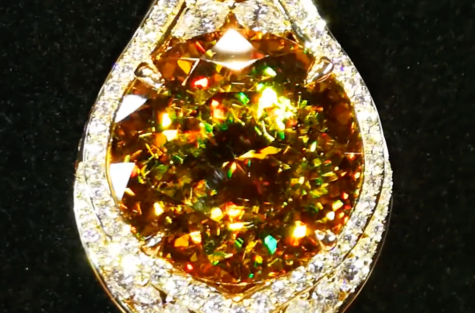 21.94ct Madagascar Sphene Necklace with D Flawless Diamonds set in 18K Yellow Gold