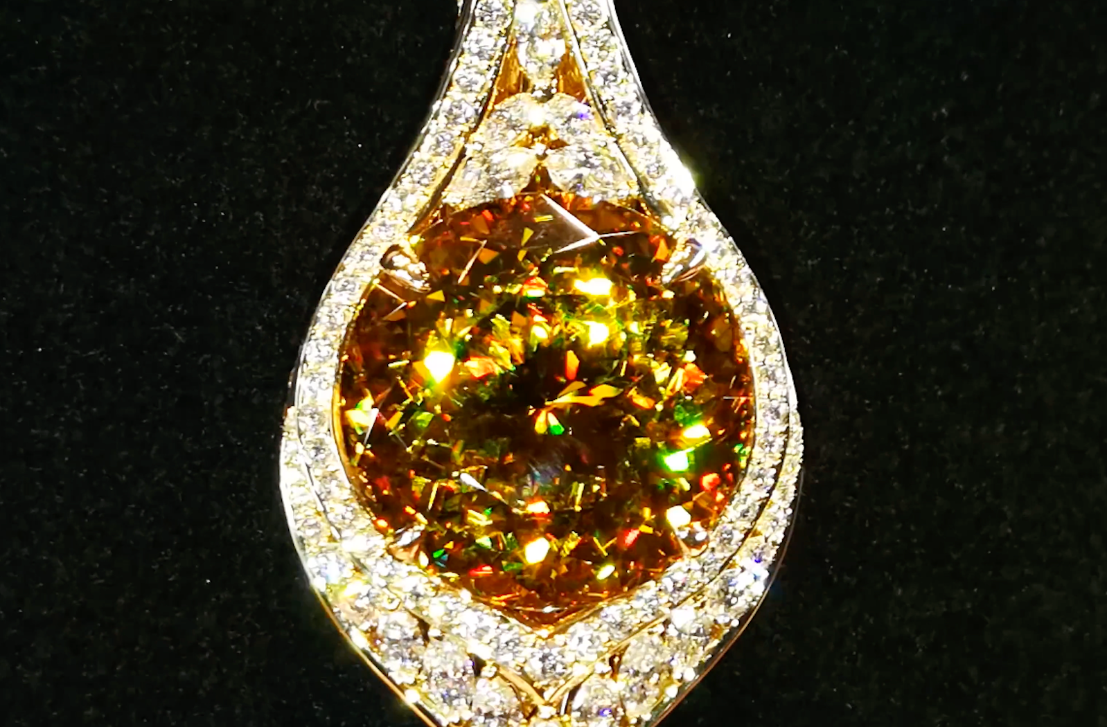 21.94ct Madagascar Sphene Necklace with D Flawless Diamonds set in 18K Yellow Gold