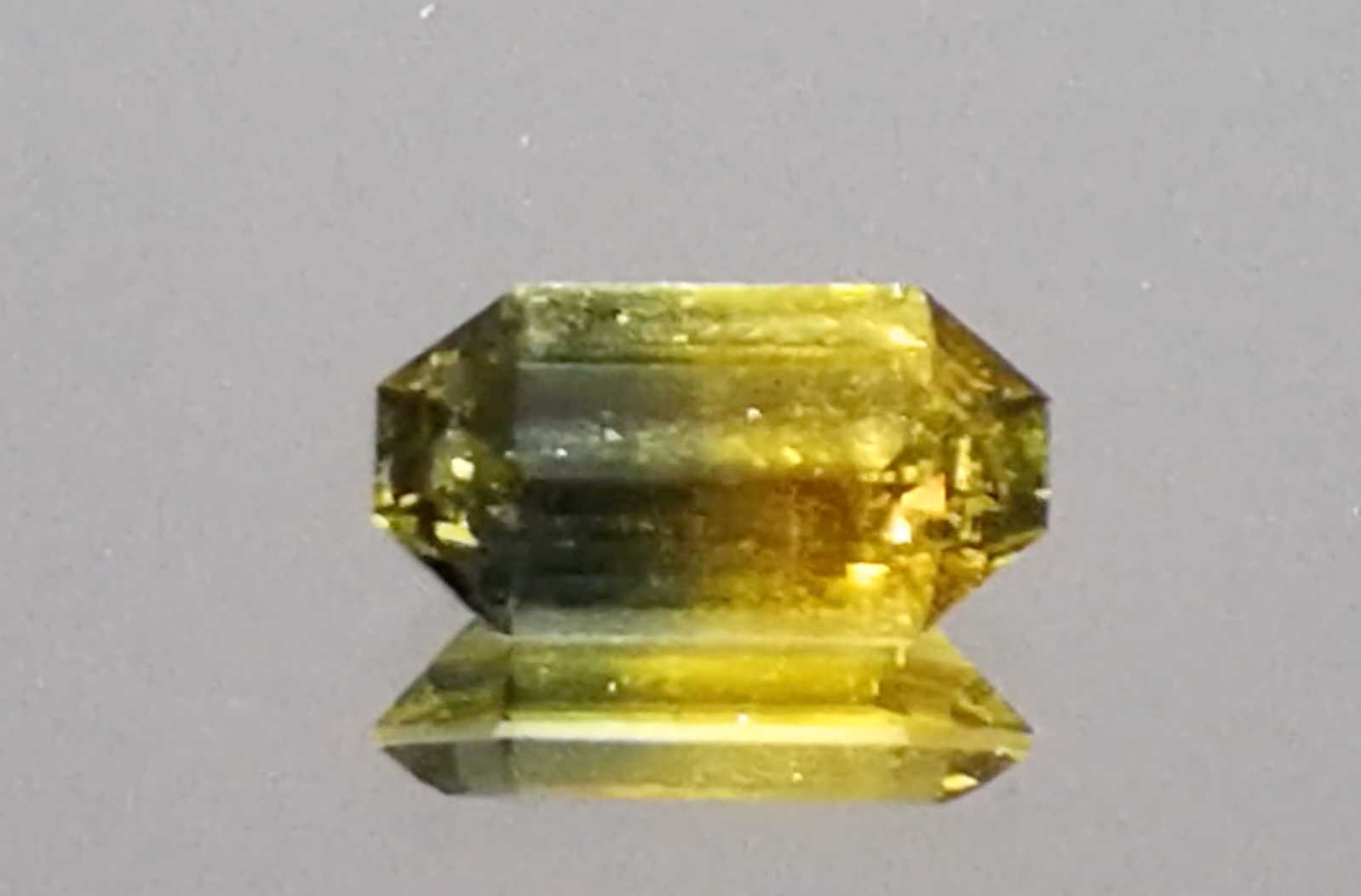 1.94ct Unheated Bi Color Sapphire Ring with D Flawless Diamonds set in 18K Yellow Gold