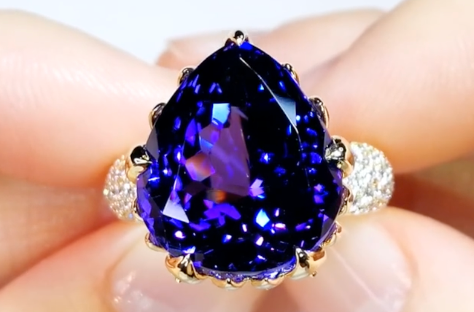 18.39ct Tanzanite Ring with D Flawless Diamonds set in 18K Yellow Gold