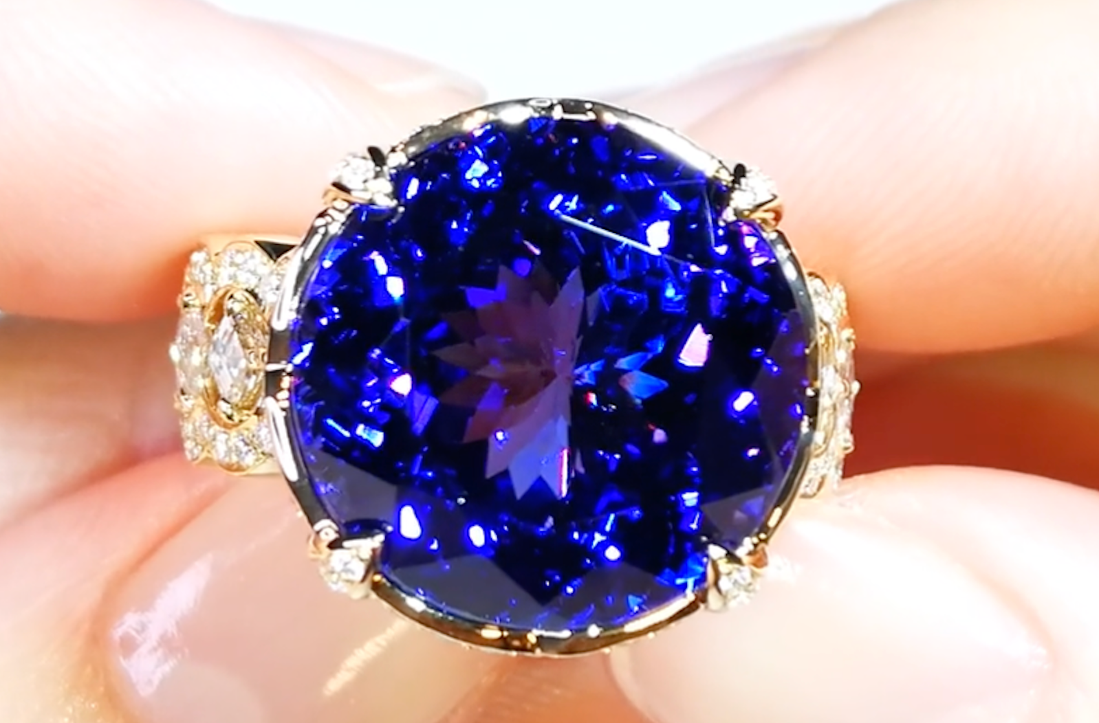 18.66ct Tanzanite Ring with D Flawless Diamonds set in 18K Yellow Gold