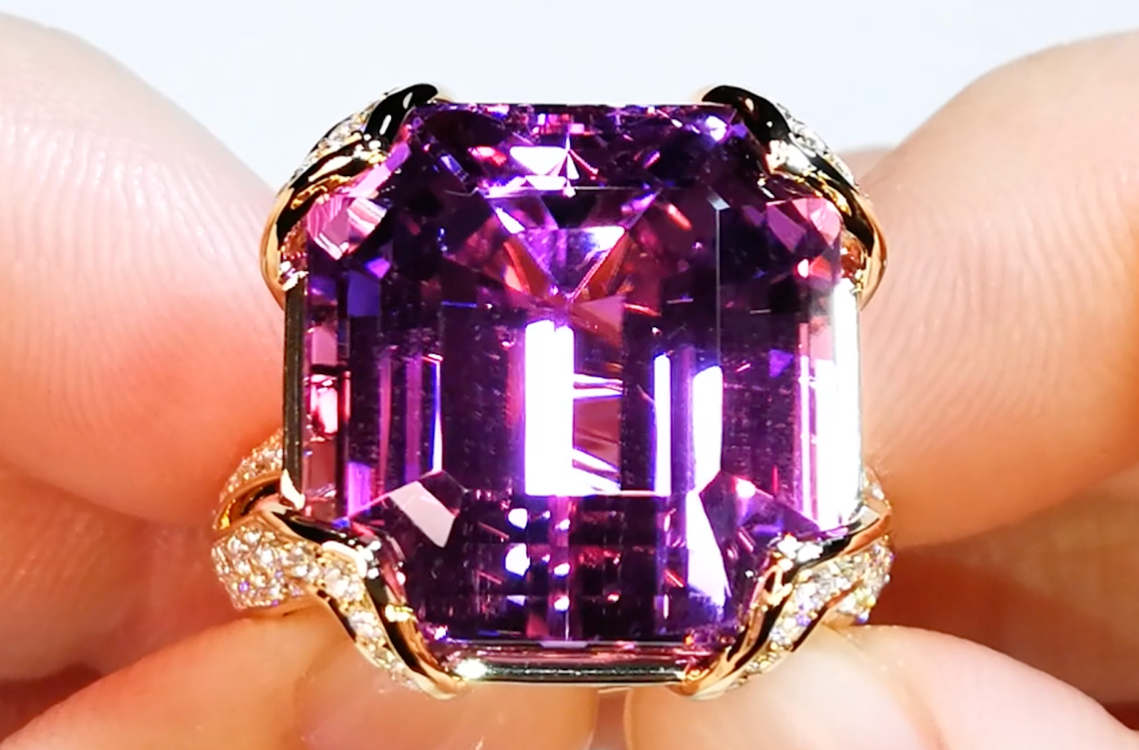 33.85ct Patroke Kunzite Ring with D Flawless Diamonds set in 18K Yellow Gold