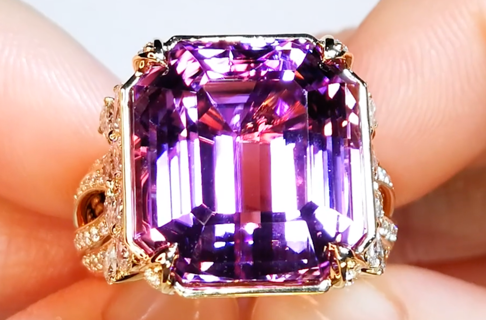 28.30ct Patroke Kunzite Ring with D Flawless Diamonds set in 18K Yellow Gold