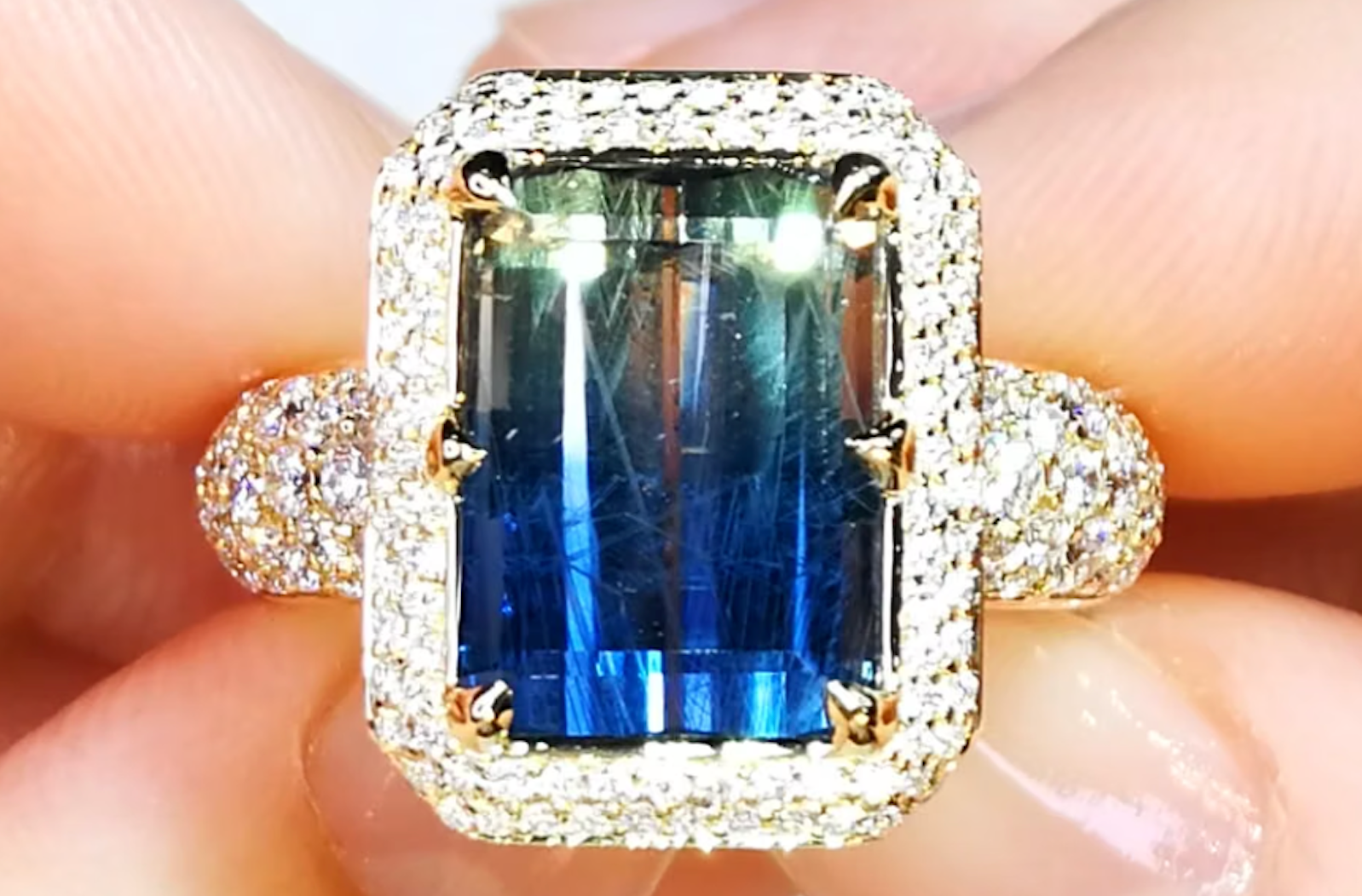 8.51ct Unheated Bi Color Sapphire Ring with D Flawless Diamonds set in 18K Yellow Gold