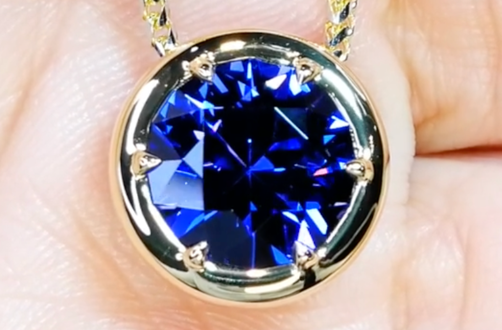 5.19ct Tanzanite Necklace with D Flawless Diamonds set in 18K Yellow Gold