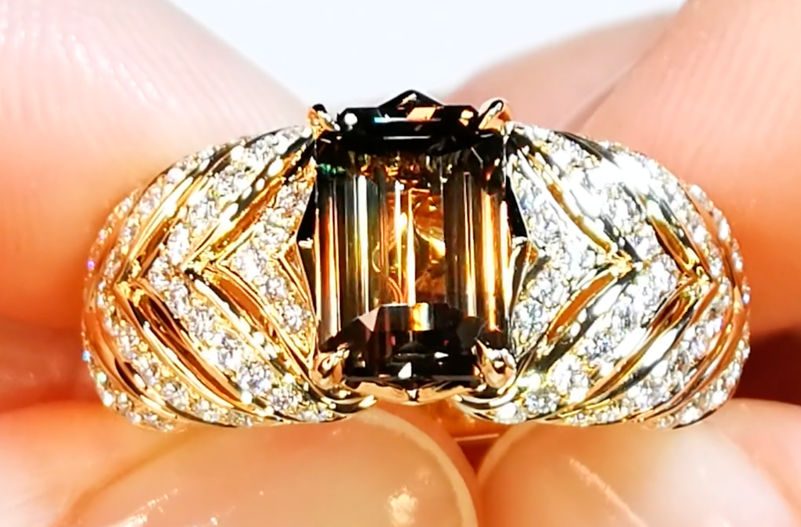 3.03ct Unheated Bi Color Sapphire Ring with D Flawless Diamonds set in 18K Yellow Gold