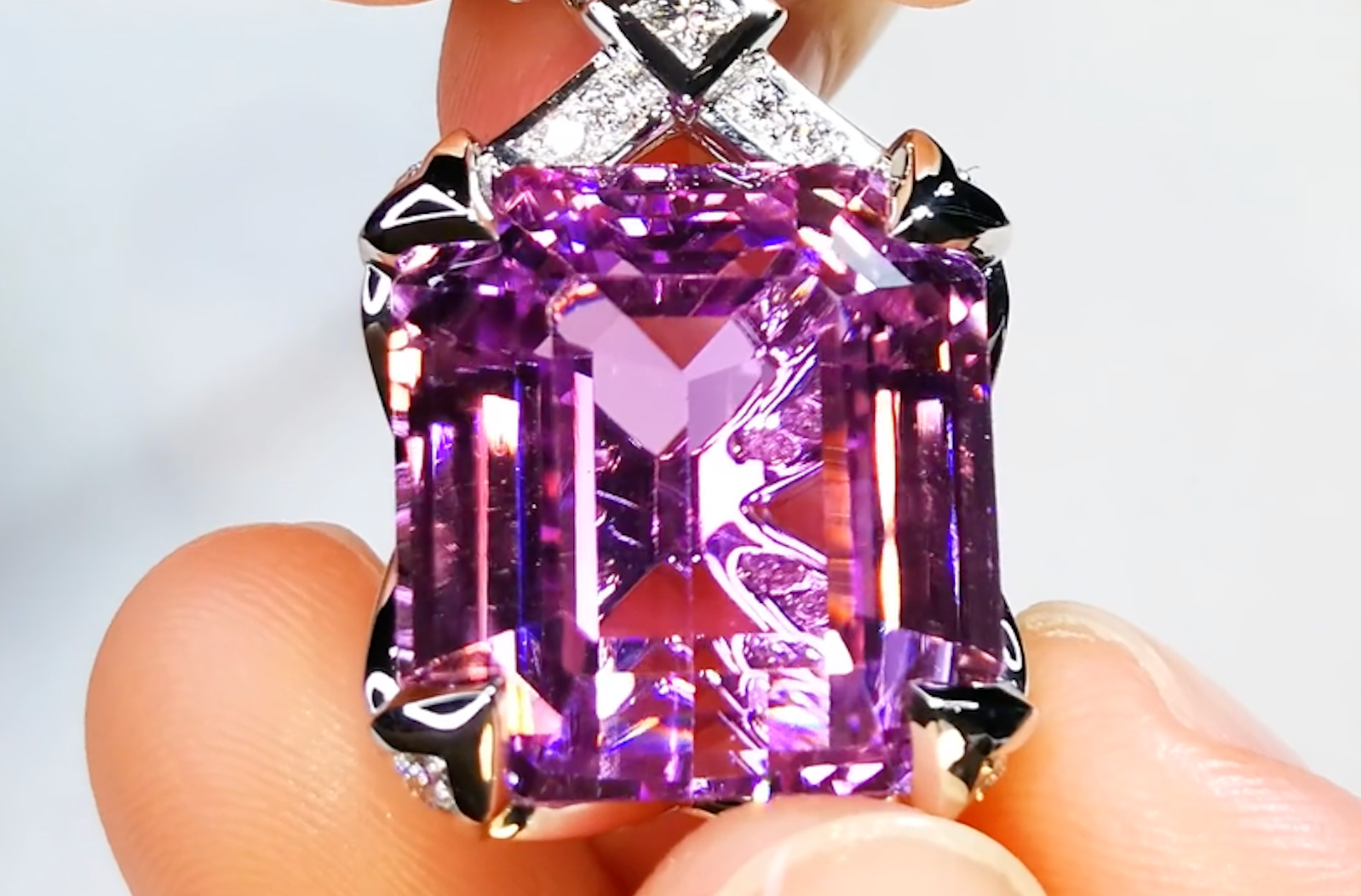 32.96ct Patroke Kunzite Necklace with D Flawless Diamonds set in 18K White Gold