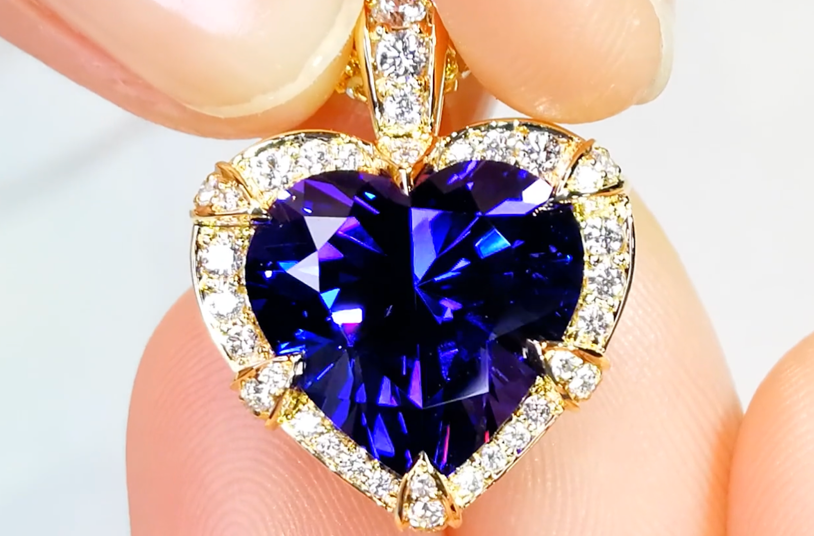 8.00ct Tanzanite Necklace with D Flawless Diamonds set in 18K Yellow Gold