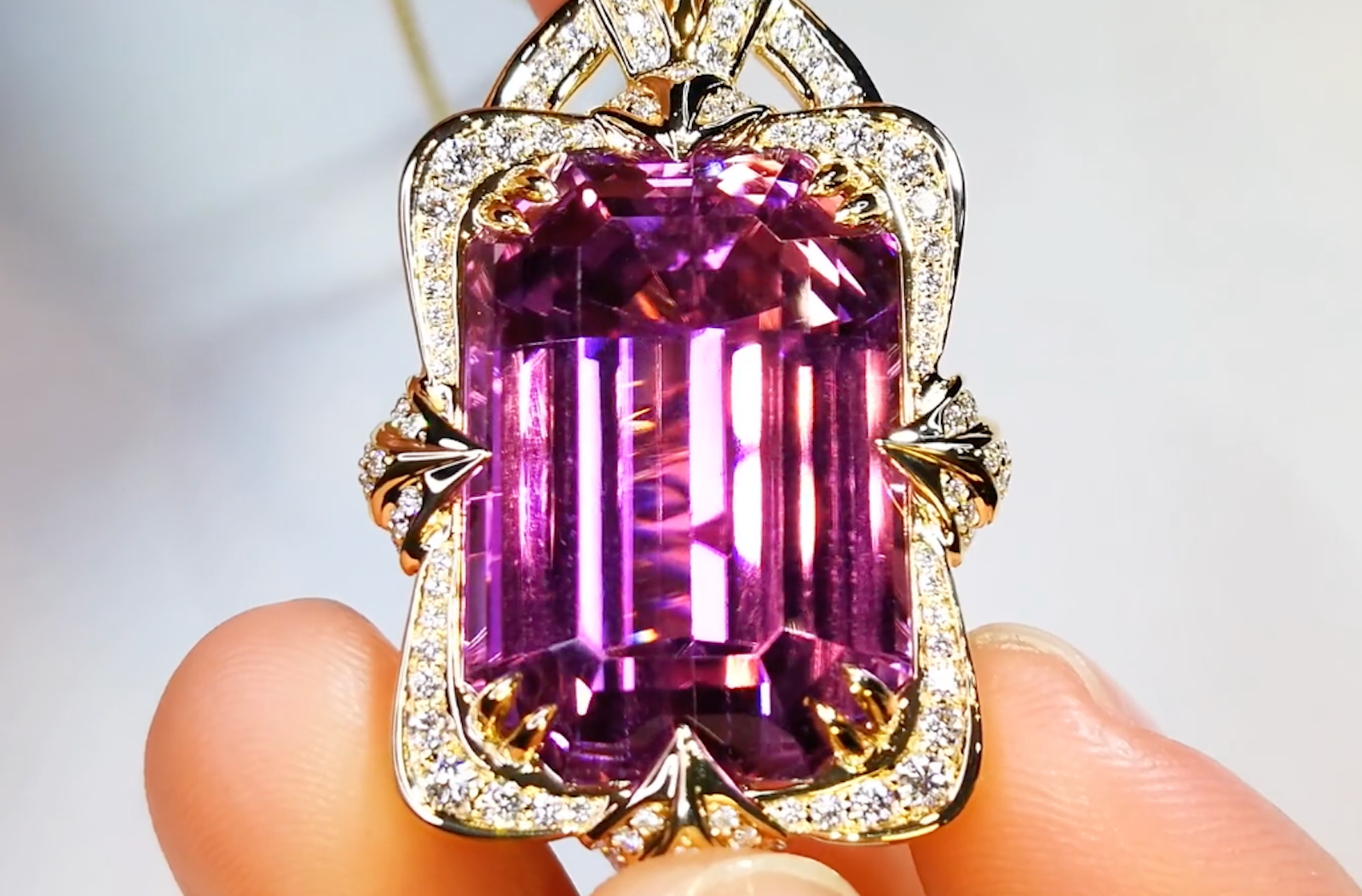 55.70ct Patroke Kunzite Necklace with D Flawless Diamonds set in 18K Yellow Gold
