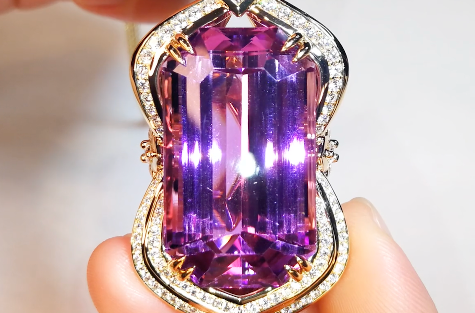 86.67ct Patroke Kunzite Necklace with D Flawless Diamonds set in 18K Yellow Gold