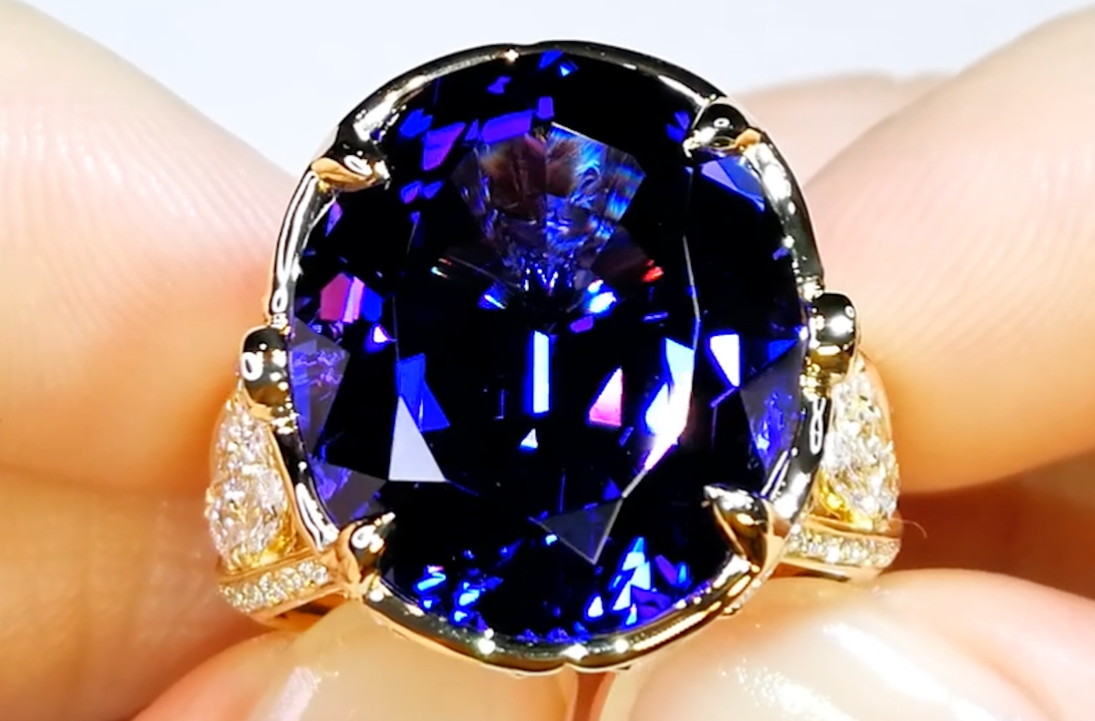 17.60ct Tanzanite Ring with D Flawless Diamonds set in 18K Yellow Gold