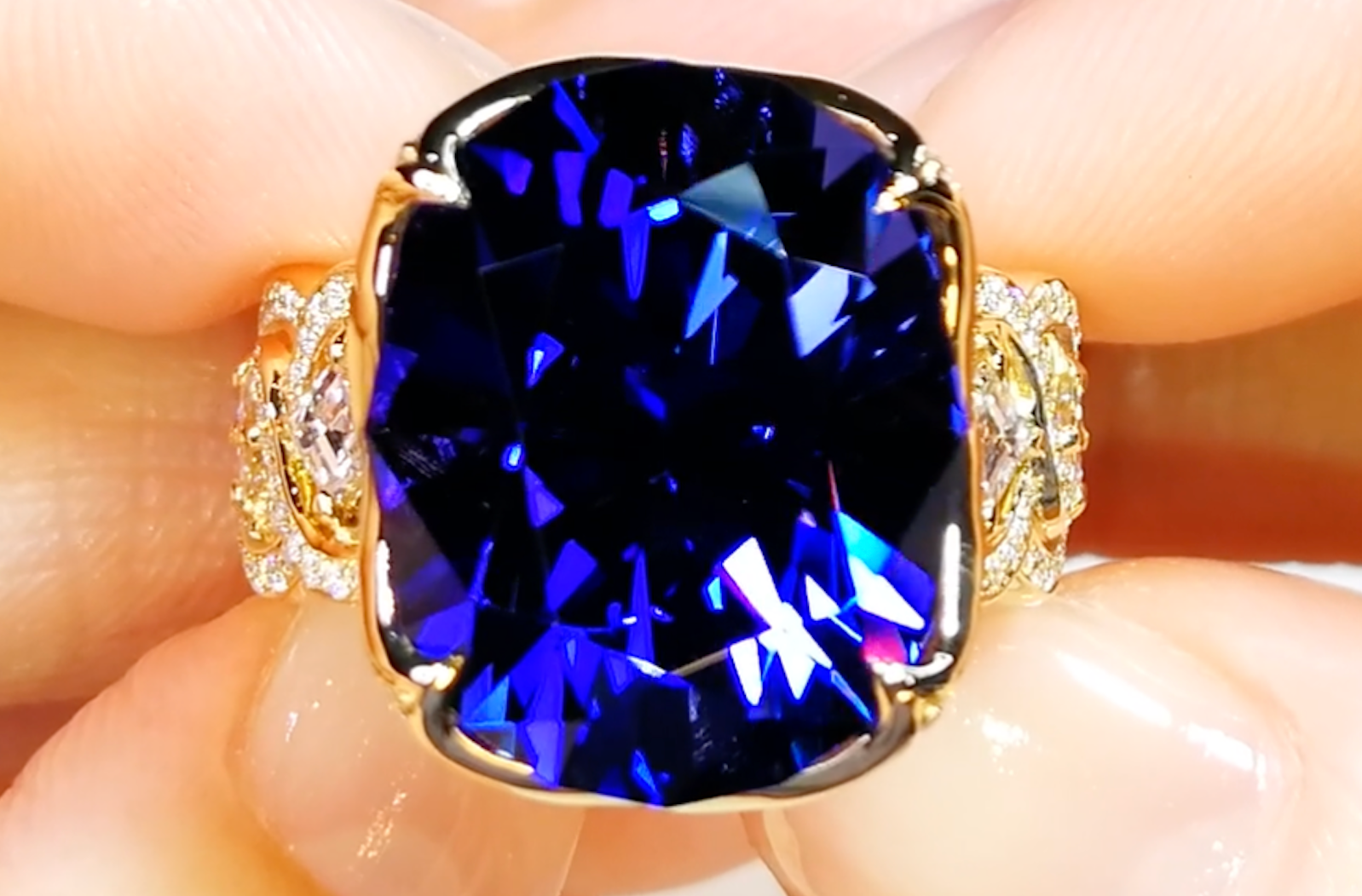 16.66ct Tanzanite Ring with D Flawless Diamonds set in 18K Yellow Gold