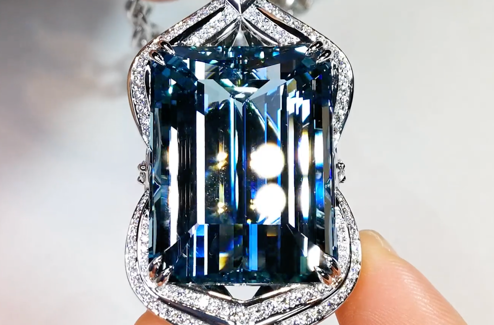 101.14ct Santa Maria Aquamarine Necklace with D Flawless Diamonds set in 18K White Gold