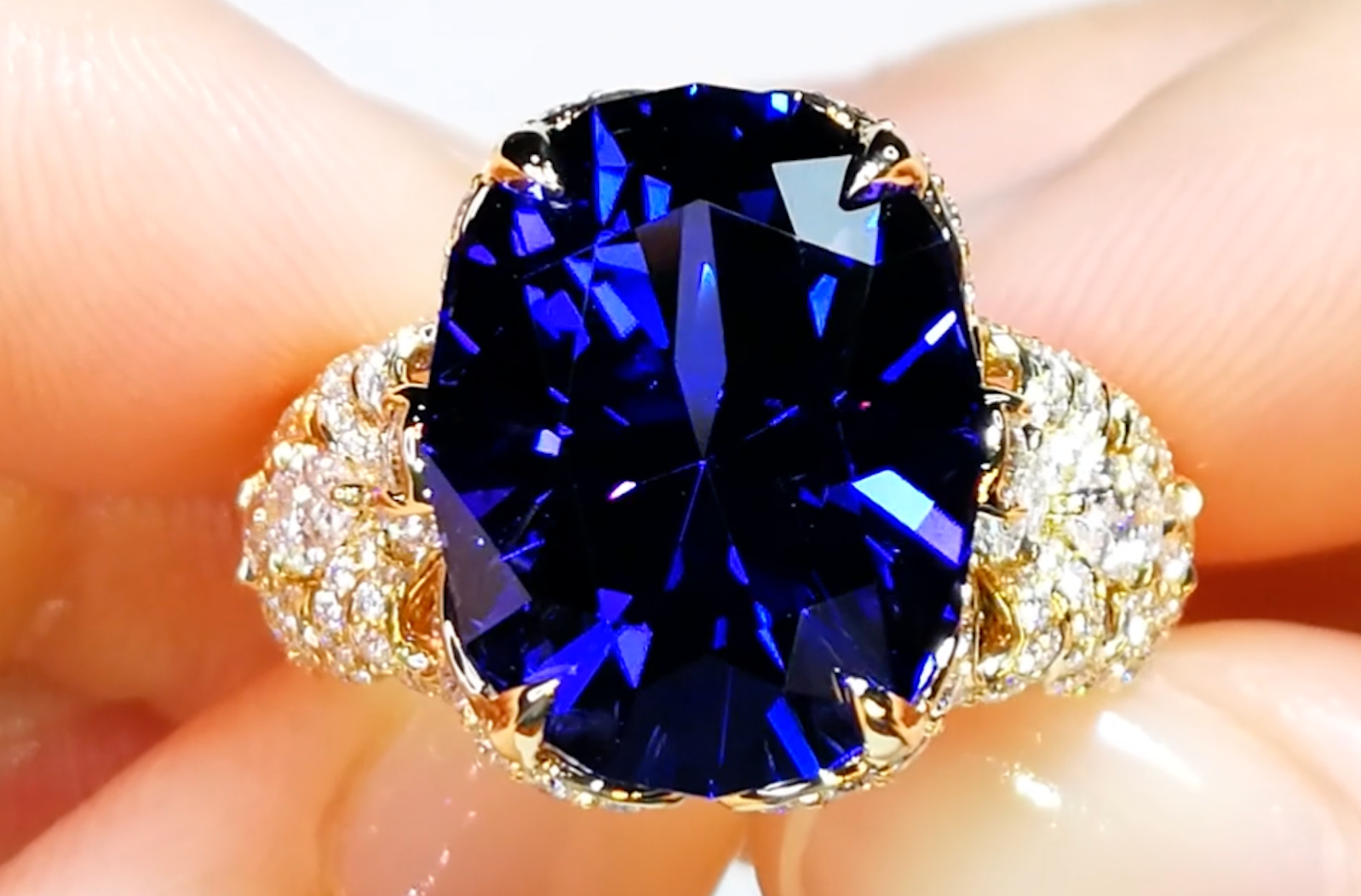 11.12ct Tanzanite Ring with D Flawless Diamonds set in 18K Yellow Gold
