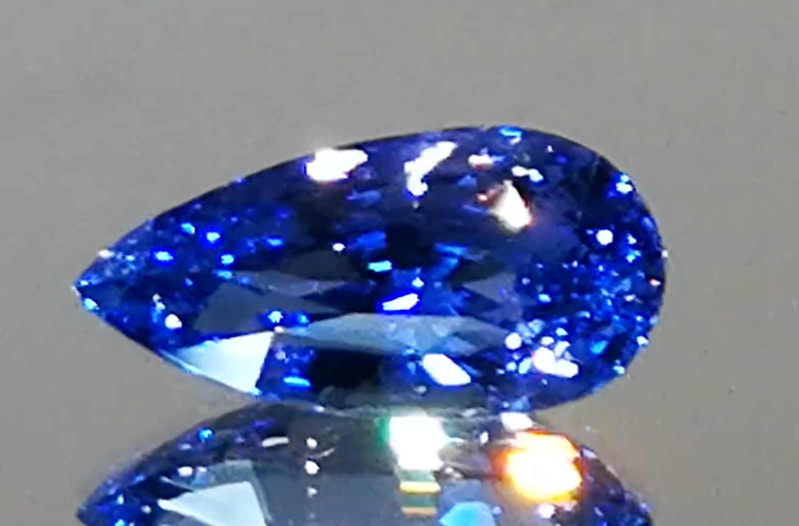 9.01ct Unheated Ceylon Cornflower Blue Sapphire Ring with D Flawless Diamonds set in 18K Yellow Gold