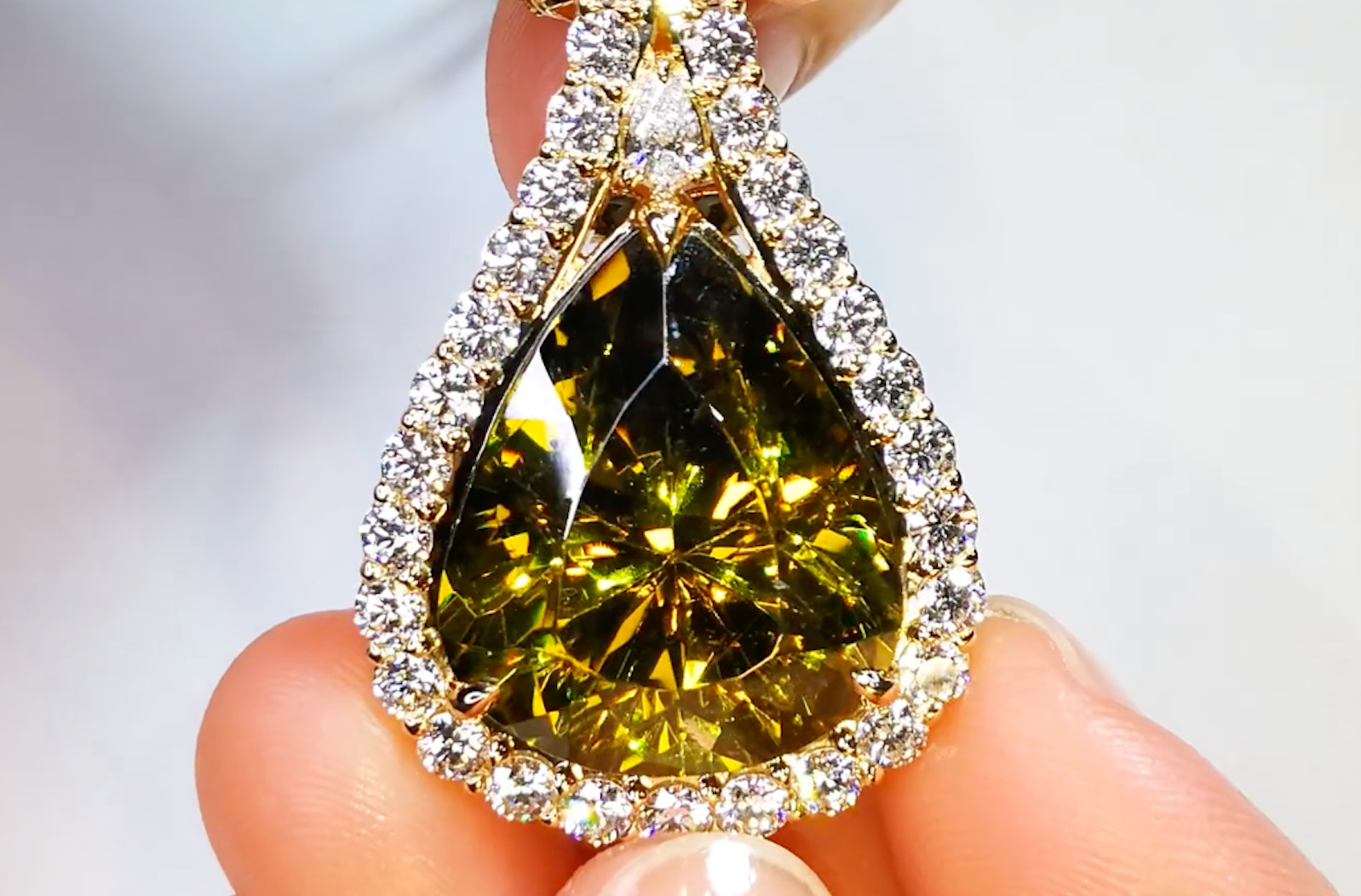 32.73ct New York Sphalerite Necklace with D Flawless Diamonds set in 18K Yellow Gold