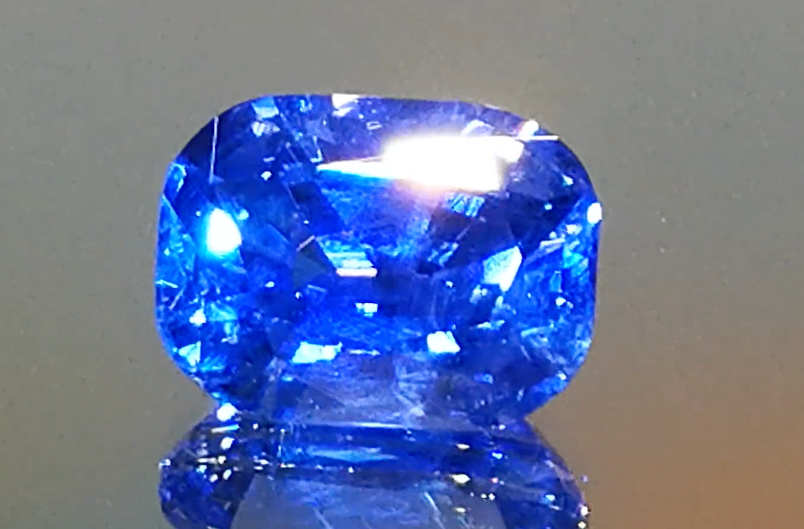 5.40ct Unheated Ceylon Cornflower Blue Sapphire Ring with D Flawless Diamonds set in 18K Yellow Gold