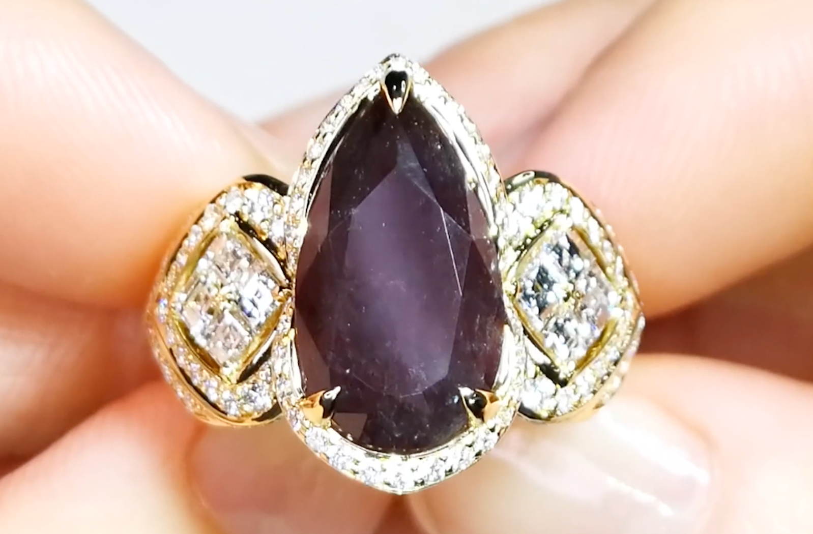 5.60ct 100% Change Historical Russian Alexandrite Ring with D Flawless Diamonds set in 18K Yellow Gold