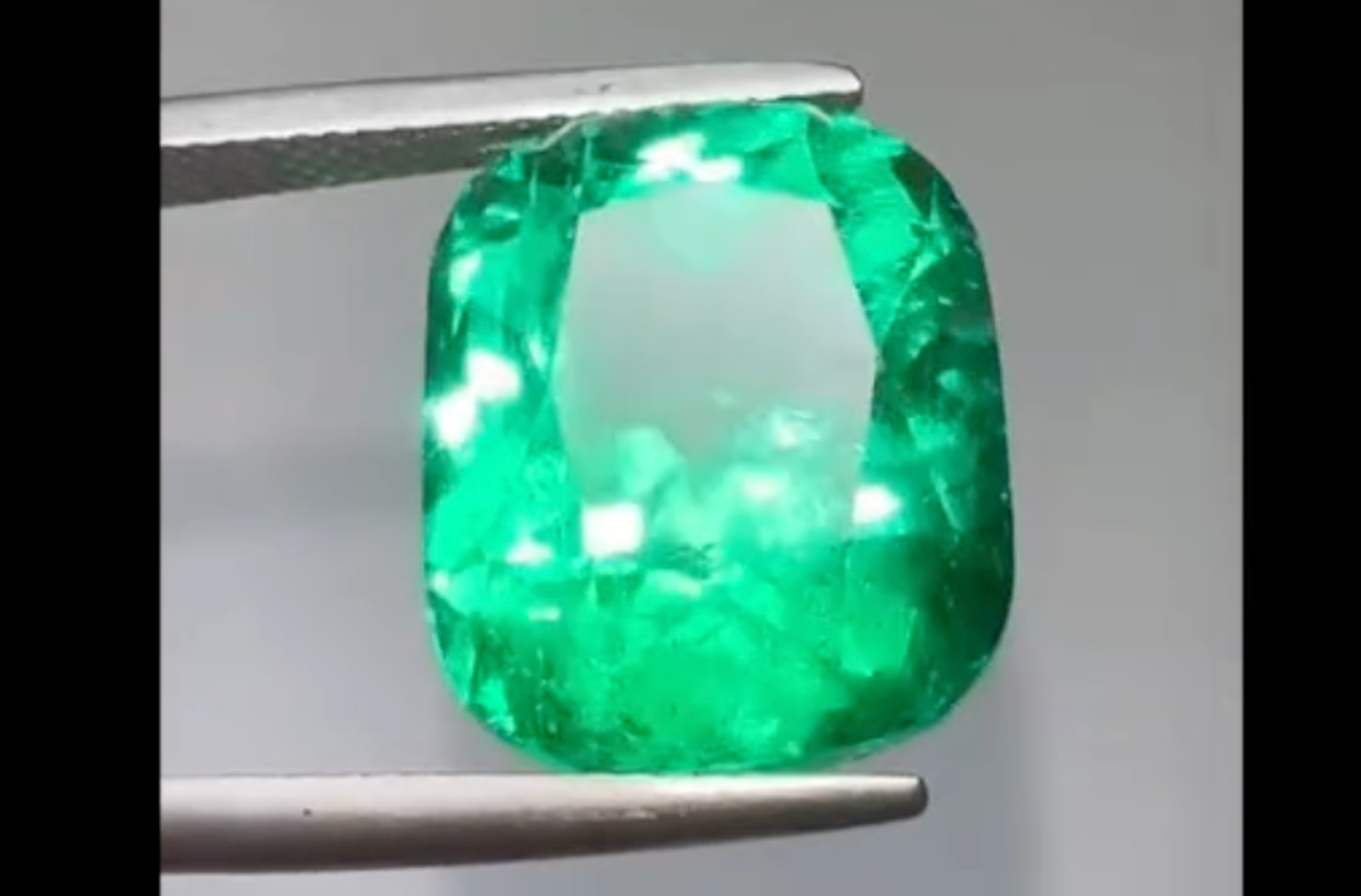 19.32ct Intense Green Muzo Colombian Emerald Ring with D Flawless Diamonds set in 18K Yellow Gold