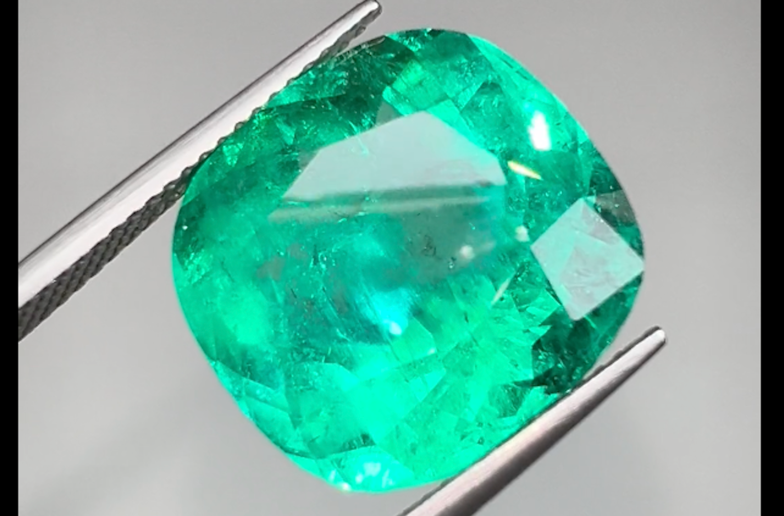 15.75ct Intense Green Muzo Colombian Emerald Ring with D Flawless Diamonds set in 18K White Gold