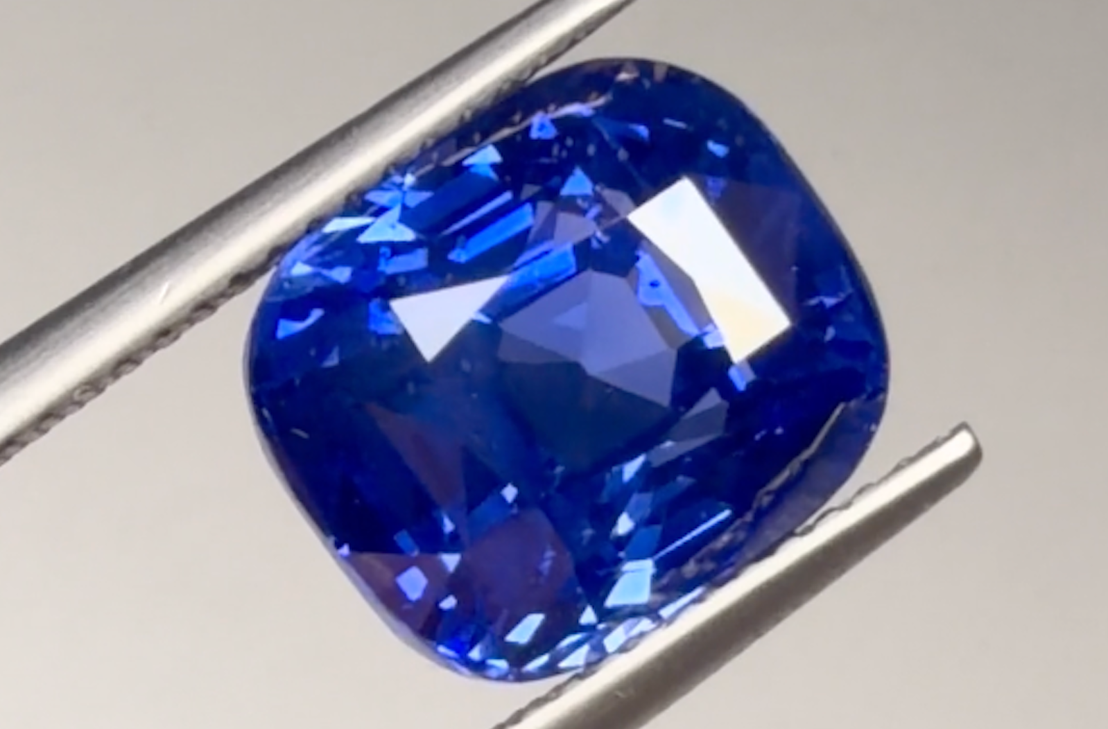 10.02ct Unheated Royal Blue Electric Blue Ceylon Sapphire  Ring with D Flawless Diamonds set in 18K White Gold