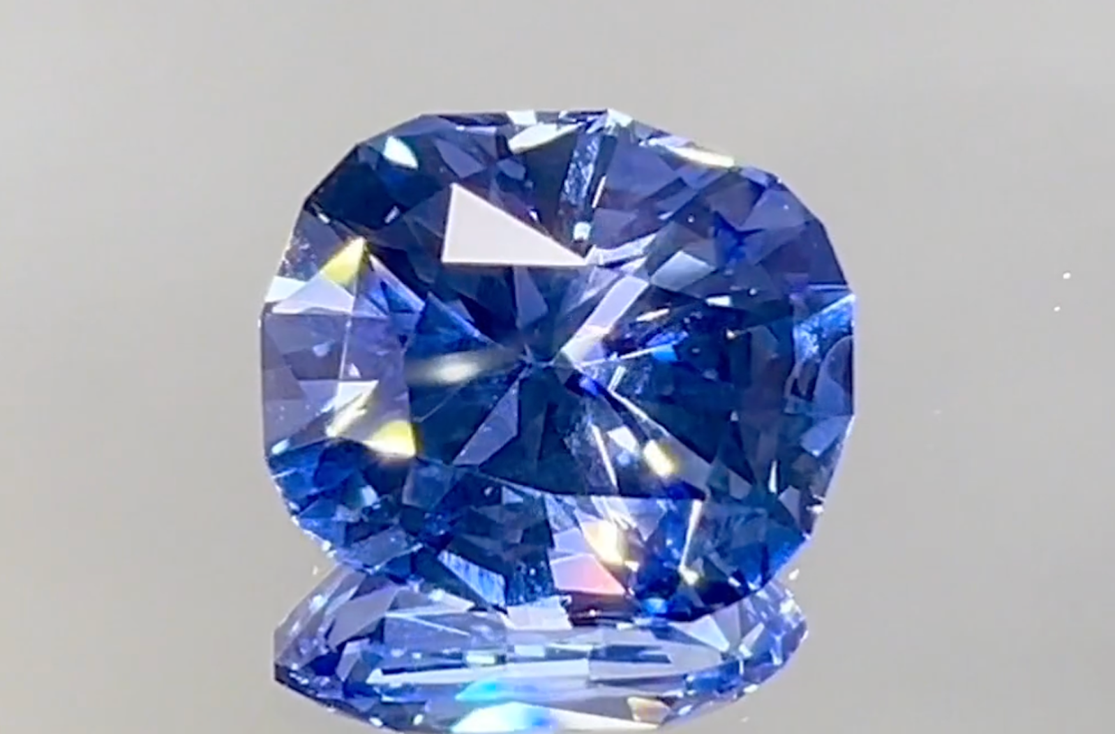 6.63ct Unheated Ceylon Cornflower Blue Sapphire Ring with D Flawless Diamonds set in 18K Yellow Gold